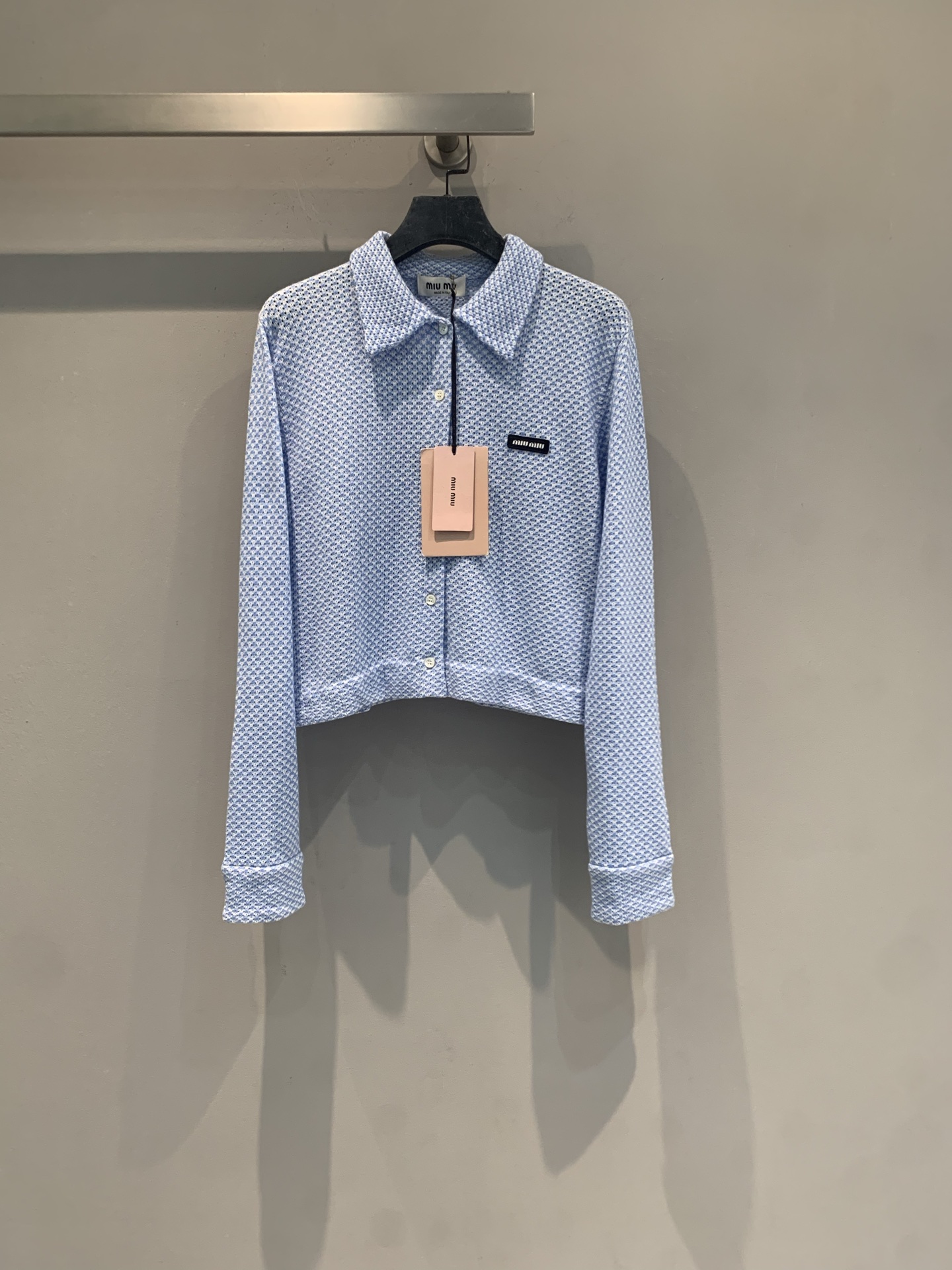 NO:951057,The new model is shipping. The original development Miumi* early autumn new fashionable and versatile light blue knitted cardigan, lapel button design, fine woven texture, short and loose fit, with a small logo cloth mark on the left chest. It looks great with pleated skirts, A-line skirts, and wide-leg pants. The blue and white combination has a strong sense of refreshing, and it looks good when worn alone or layered with white inners. Size SML,, miumiu, skirts,19860909新款出货啦 原版开发 Miumi*早秋新款时髦百搭浅蓝色针织开衫,翻领纽扣设计,细密的编织肌理感,版型偏短款宽松,左胸有小 logo 布标.搭配百褶裙、A字半裙、阔腿裤都很出片,蓝白配清爽感很强,单穿或叠穿白内搭都好看.码数SML,,miumiu,skirts,,Women's clothing