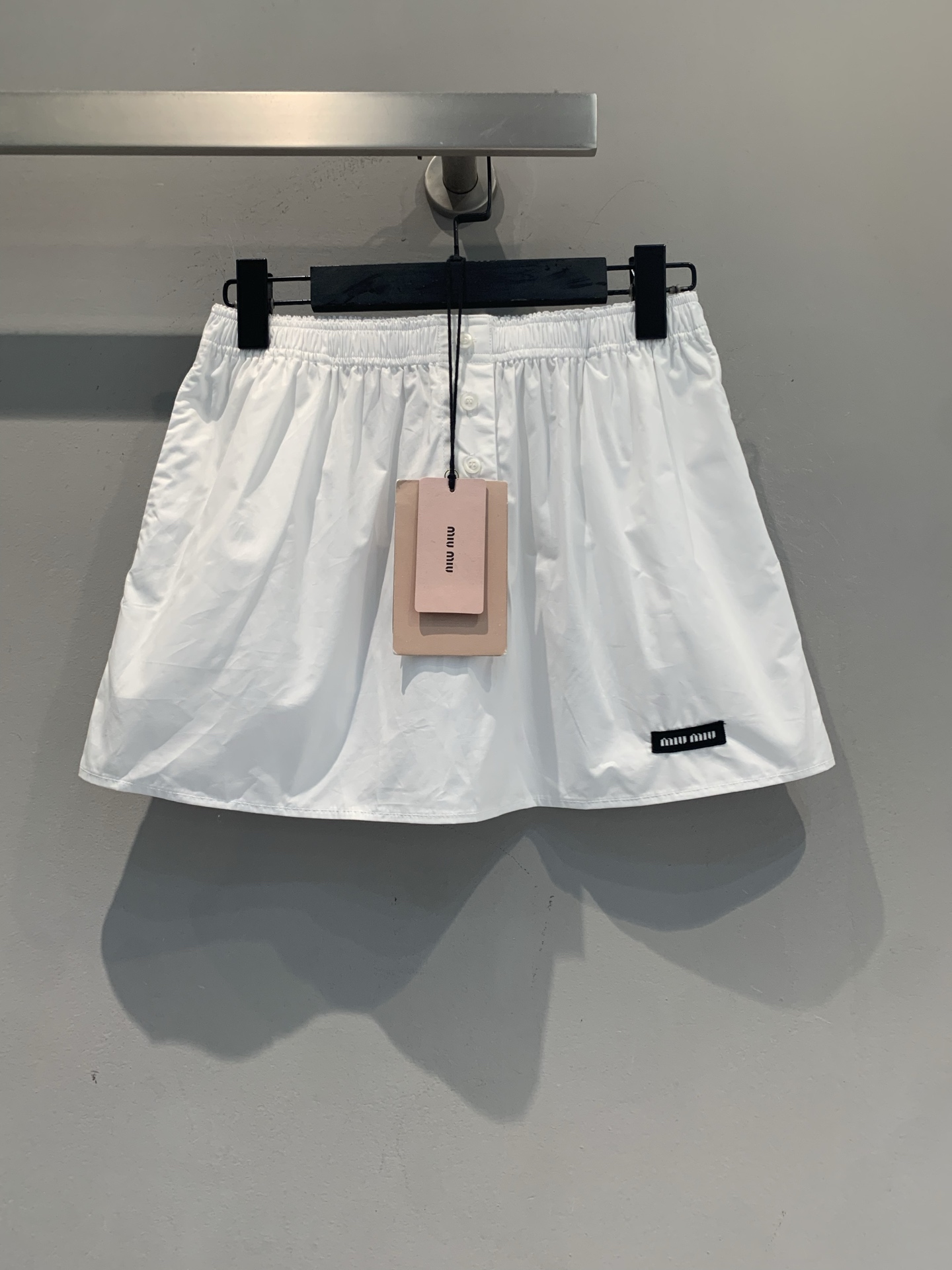 NO:951085,The new model is shipped. The original development Miumi* early autumn new fashionable and versatile white elastic waist A-line skirt, cotton poplin fabric, high-waisted elastic design, natural pleats in the skirt, black brand label on the side of the hem, very college style. Wear with knitted short-sleeves, shirts of the same series as a set, or just with a white T. The size is sml,, miumiu, skirts, shirts, T-shirt,19860909新款出货啦 原版开发 Miumi*早秋新款时髦百搭白色松紧腰A字半裙,棉质府绸面料,高腰松紧设计,裙身自然褶皱,下摆侧边有黑色品牌布标,学院风很正.搭配针织短袖、同系列衬衫成套穿,或者单搭配白T都很出片.码数sml,,miumiu,skirts,shirts,T-shirt,,Women's clothing