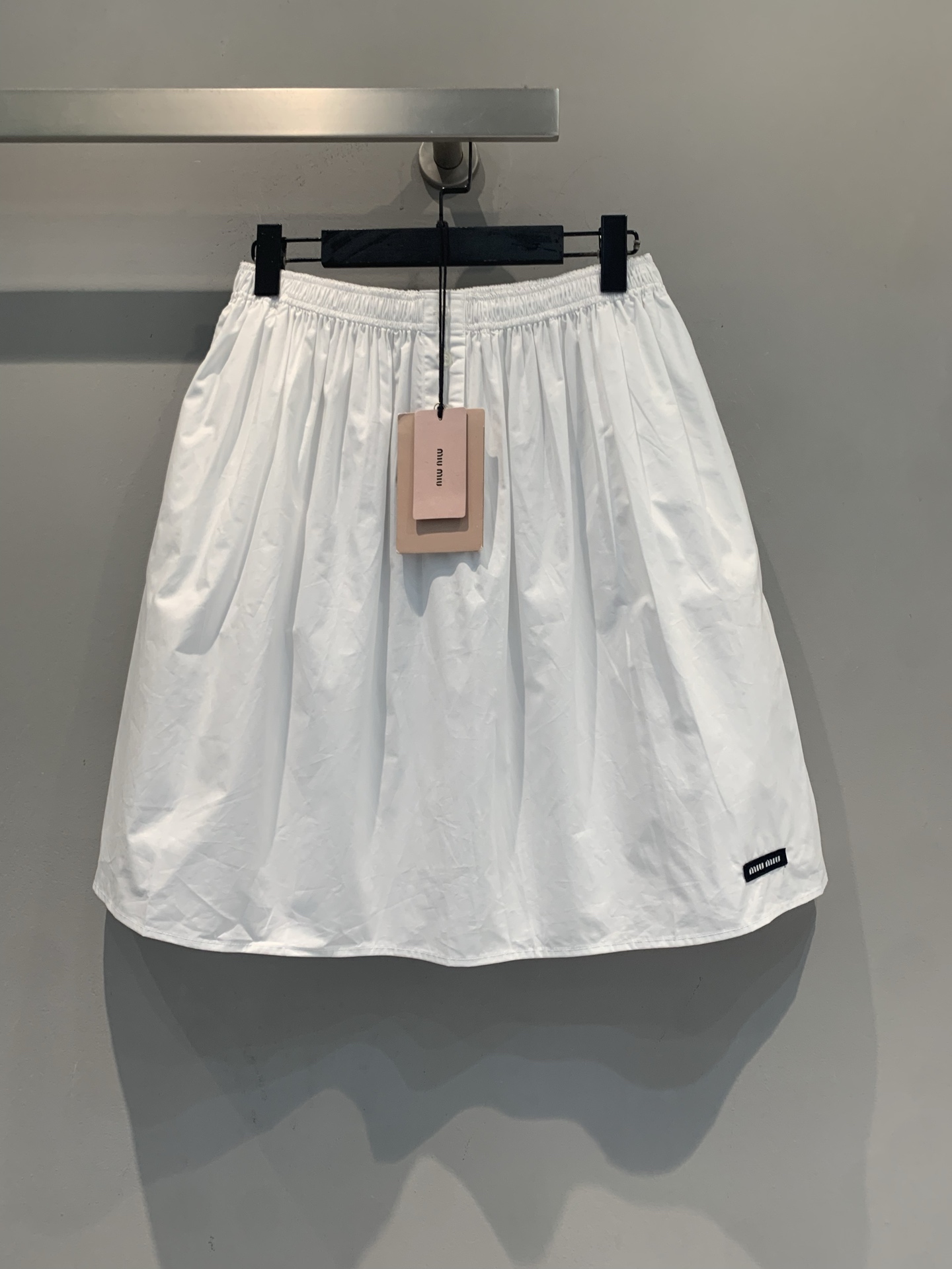 NO:946436,The new model has been shipped. The original developed vMiumi* new fashionable and versatile black label skirt for spring and summer is made of light and breathable pure cotton fabric, which is super comfortable to wear in spring and summer!  A-line version + elastic waist, strong tolerance, comfortable to wear without being too picky about your figure. The skirt is simple, with brand woven label in the lower left corner, full of details. The white color is versatile, it looks great with T-shirts, shirts or sweaters, and can be easily used for commuting and leisure ~ Size SML, miumiu, skirts, shirts, tees, t-shirt,19860909新款出货啦 原版开发vMiumi*春夏新款时髦百搭黑标半身裙,采用轻薄透气纯棉面料,春夏穿超舒服！A字版型+松紧腰,包容性强,穿着自在不挑身材.裙摆简约,左下角有品牌织唛,细节满分.白色百搭,随手搭T恤、衬衫或针织衫都很出彩,通勤休闲都能轻松驾驭～码数SML,,miumiu,skirts,shirts,tees，t-shirt,,Women's clothing