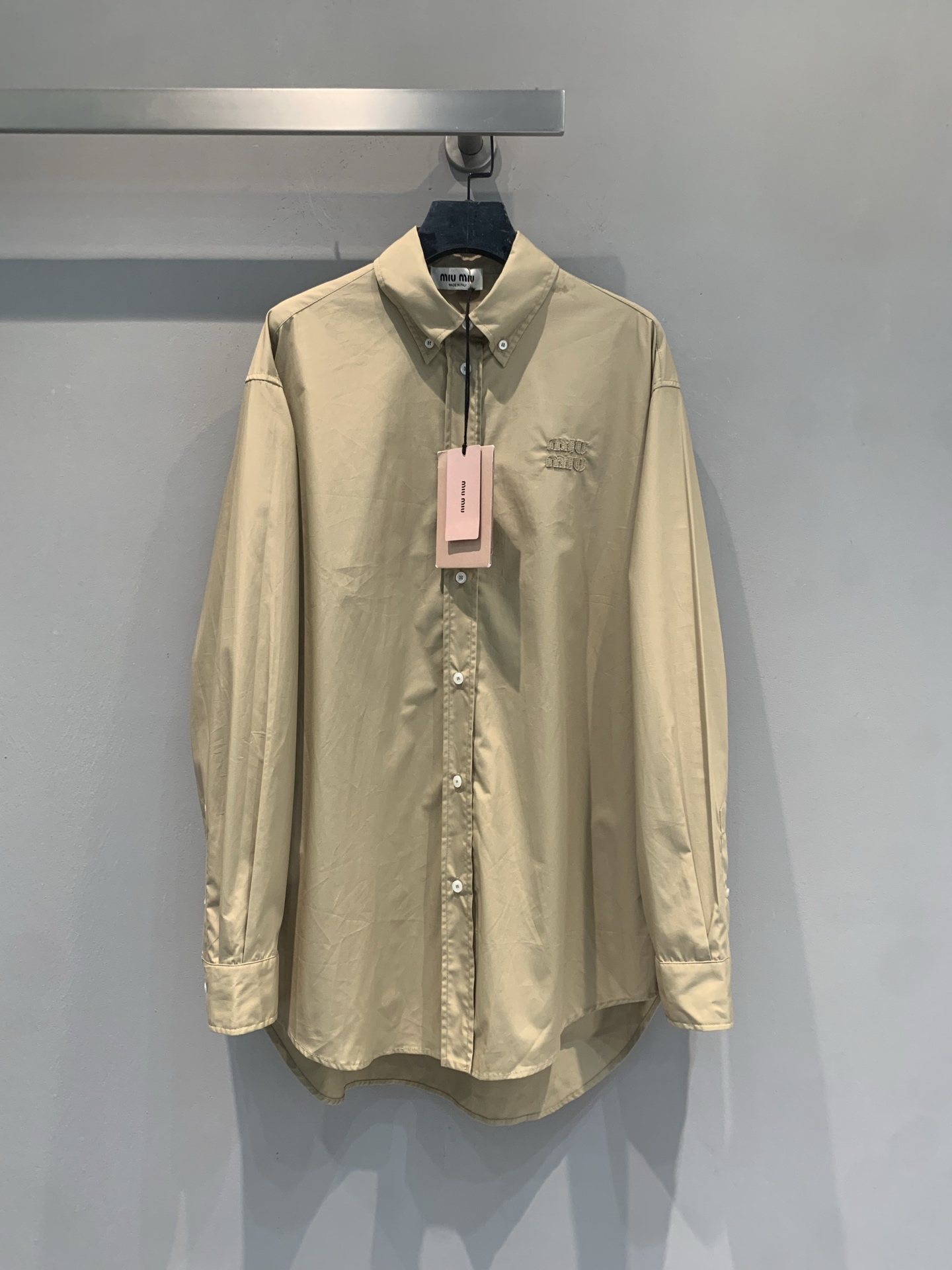 NO:946523,The new model is now shipping. The original developed MiuMi* early autumn new khaki boyfriend style shirt has a loose fit and light and breathable fabric. It is super comfortable to wear in spring and summer!  Classic button collar + brand embroidery on the chest, full of details. The khaki color is versatile and can be easily worn for commuting, leisure, and outdoor use. It is very stylish when layered or worn alone, and you can easily get a lazy and high-end look!  Suitable for all body types, comfortable and fashionable, a must-have for daily outings!  Size SML,,miumiu,shirts,19860909新款出货啦 原版开发 MiuMi* 早秋新款卡其色男友风衬衫,宽松版型,轻盈透气面料,春夏穿超舒服！经典纽扣领+胸前品牌刺绣,细节满分.卡其色百搭,通勤、休闲、户外都能轻松驾驭,叠穿或单穿都很有型,慵懒高级感轻松get！适合各种身材,舒适又时髦,日常出街必备！码数SML,,miumiu,shirts,,Women's clothing