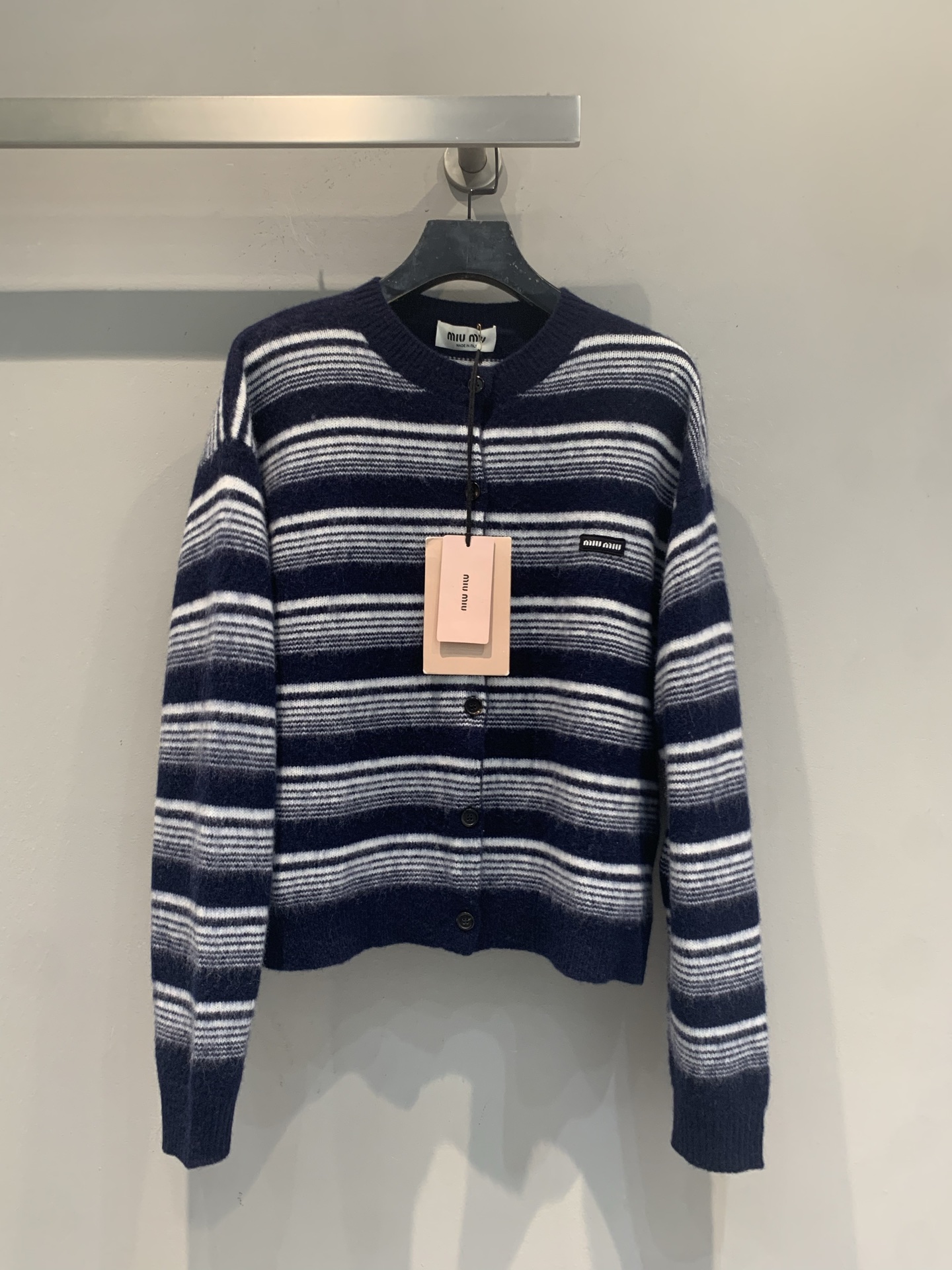 NO:954058,The new model has been shipped. The original developed Miumi* early autumn new navy blue gradient striped knitted cardigan, round neck single breasted, navy blue bottom with gray and white pinstripe gradient, short version and slim fit. Pair it with white suspenders + puffy skirt for a sweet college style, and pair it with wide-leg pants for a relaxed commuting style. It will look great no matter how you wear it. Size SML,, miumiu, skirts,19860909新款出货啦 原版开发 Miumi*早秋新款藏青渐变条纹针织开衫,圆领单排扣,藏青色底配灰白细条纹渐变,版型短款偏修身.搭配白色吊带+蓬蓬短裙走甜系学院风,搭配阔腿裤走松弛通勤风,怎么穿都很出片.码数SML,,miumiu,skirts,,Women's clothing