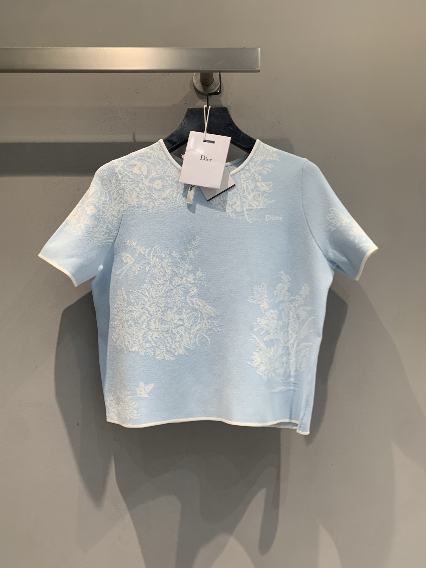 NO:954030,The new model is shipped. Original development CD spring and summer new fashionable and versatile light blue Rui printed knitted short-sleeves, round neck with white piping, white plant and flower jacquard covering the body, short and slightly slim fit. Paired with a white skirt, gentle and advanced, paired with denim wide-leg pants for a French style, it is really atmospheric in summer. Size 36 38 40, skirts, T-shirt,19860909新款出货啦 原版开发 CD春夏新款时髦百搭浅蓝色茹伊印花针织短袖,圆领白色滚边,白色植物花卉提花铺满衣身,短款微修身版型.搭配白色半裙温柔高级,搭配牛仔阔腿裤法式慵懒,夏天穿真的很有氛围感.码数36 38 40,,skirts,T-shirt,,Women's clothing