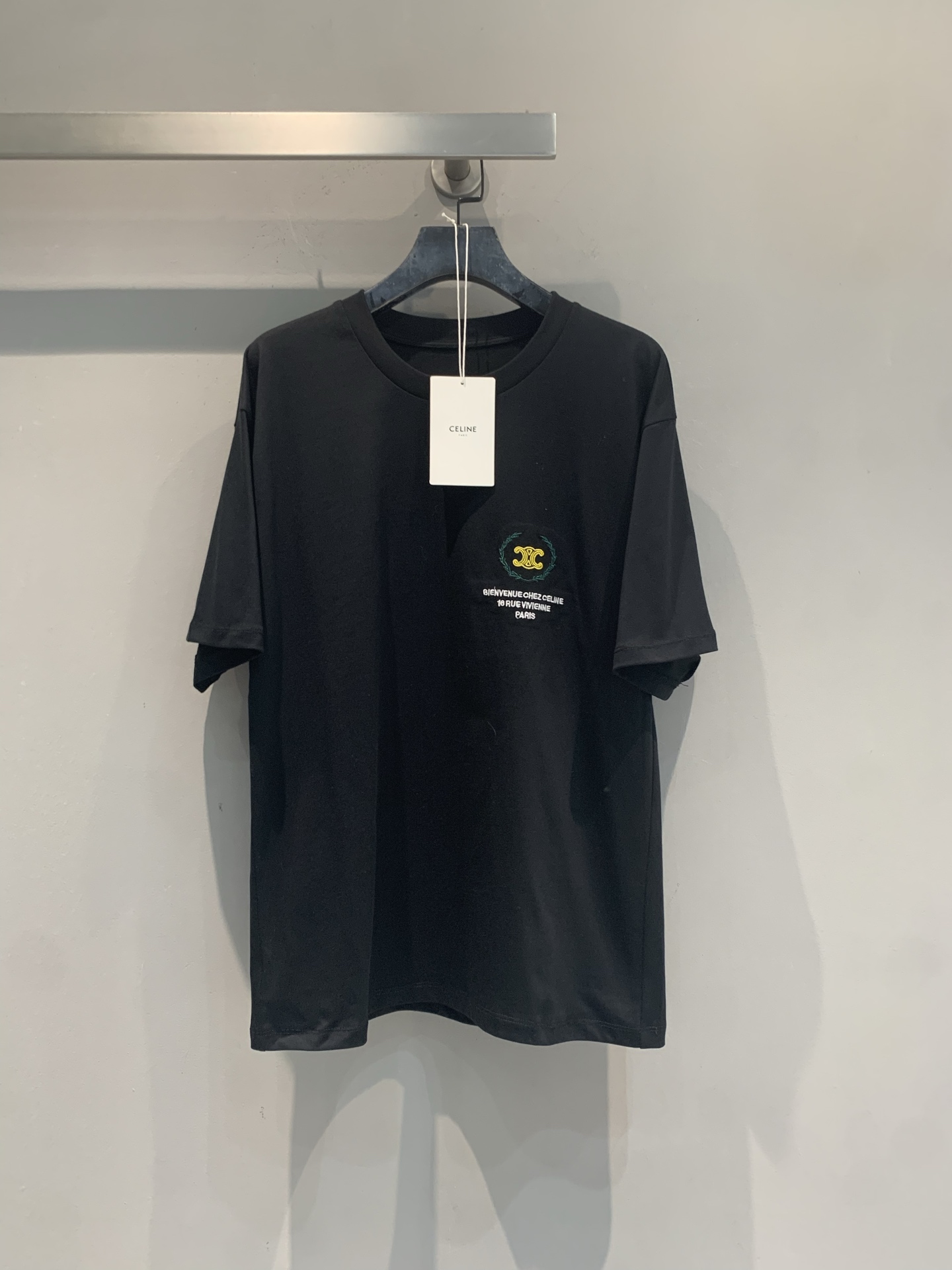 NO:954018,The new model is shipping. The original development Celin* new spring and summer fashionable and versatile Arc de Triomphe printed round neck short-sleeved T-shirt, with an embroidered badge on the left chest - a double C logo surrounded by a laurel wreath, and 'BIENVENUE CHEZ CELINE 16 RUE VIVIENNE' embroidered below  PARIS', the style is loose and off-the-shoulder. It looks great when paired with jeans or wide-leg pants. It is simple but very recognizable. The size is SML,,celine,jeans,T-shirt,tees,t-shirt,19860909新款出货啦 原版开发 Celin*春夏新款时髦百搭凯旋门印花圆领短袖T恤,左胸有刺绣徽章——月桂花环围绕的双C logo,下方绣着'BIENVENUE CHEZ CELINE 16 RUE VIVIENNE PARIS',版型偏宽松落肩.搭配牛仔裤或阔腿裤都很出片,简单但很有辨识度.码数SML,,celine,jeans,T-shirt,tees，t-shirt,,Women's clothing