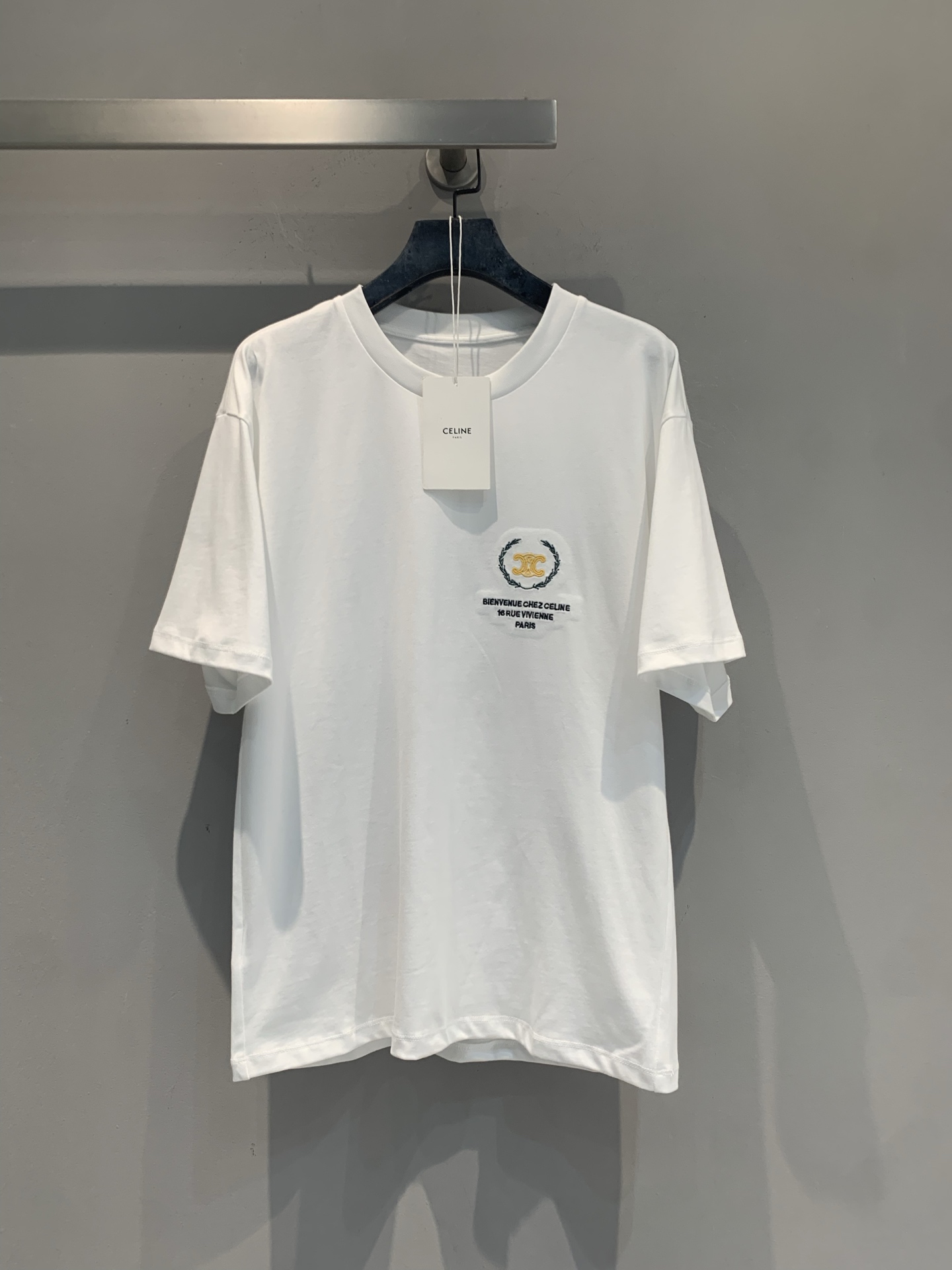 NO:953998,The new model is shipping. The original development Celin* new spring and summer fashionable and versatile Arc de Triomphe printed round neck short-sleeved T-shirt, with an embroidered badge on the left chest - a double C logo surrounded by a laurel wreath, and 'BIENVENUE CHEZ CELINE 16 RUE VIVIENNE' embroidered below  PARIS', the style is loose and off-the-shoulder. It looks great when paired with jeans or wide-leg pants. It is simple but very recognizable. The size is SML,,celine,jeans,T-shirt,tees,t-shirt,19860909新款出货啦 原版开发 Celin*春夏新款时髦百搭凯旋门印花圆领短袖T恤,左胸有刺绣徽章——月桂花环围绕的双C logo,下方绣着'BIENVENUE CHEZ CELINE 16 RUE VIVIENNE PARIS',版型偏宽松落肩.搭配牛仔裤或阔腿裤都很出片,简单但很有辨识度.码数SML,,celine,jeans,T-shirt,tees，t-shirt,,Women's clothing
