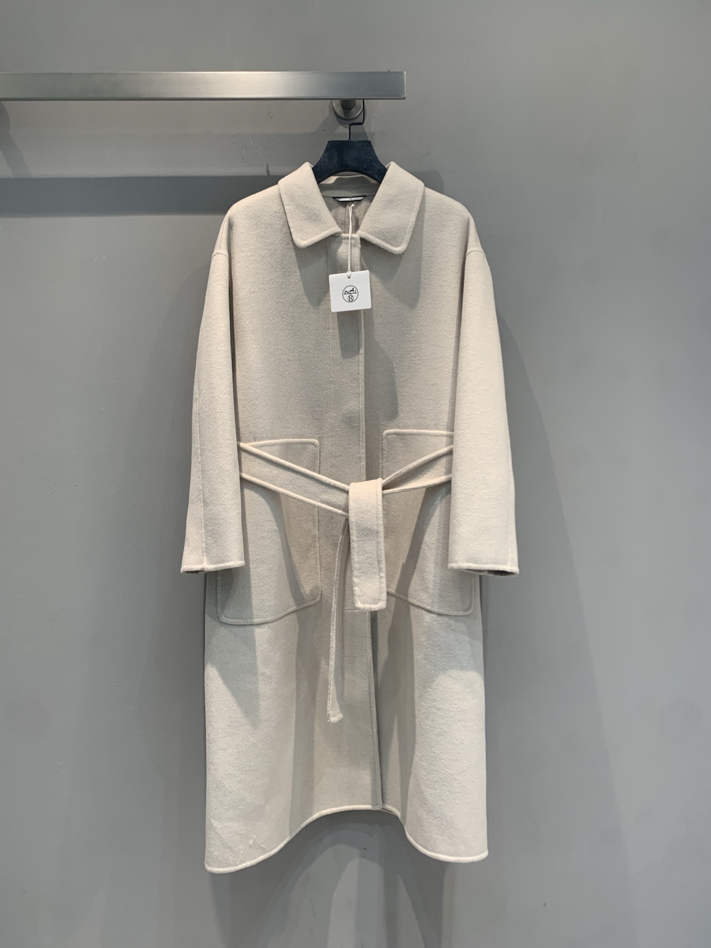 NO:954000,The new model is out. Hermè*'s new autumn and winter fashionable and versatile pig nose print cashmere lace-up coat, lapel + belt to control the waist, A-line silhouette, large patch pockets on both sides, mid-length length. This color is very gentle on the upper body and looks good with wide-leg pants or dresses. It is a 'white moonlight' item for autumn and winter. Size SML, hermes, skirts,19860909新款出货啦 Hermè*秋冬新款时髦百搭猪鼻子印花羊绒系带大衣,翻领+腰带收腰,A 字廓形,两侧大贴袋,中长款长度.这个色上身很温柔,搭阔腿裤或连衣裙都好看,秋冬的'白月光'单品.码数SML,,hermes,skirts,,Women's clothing