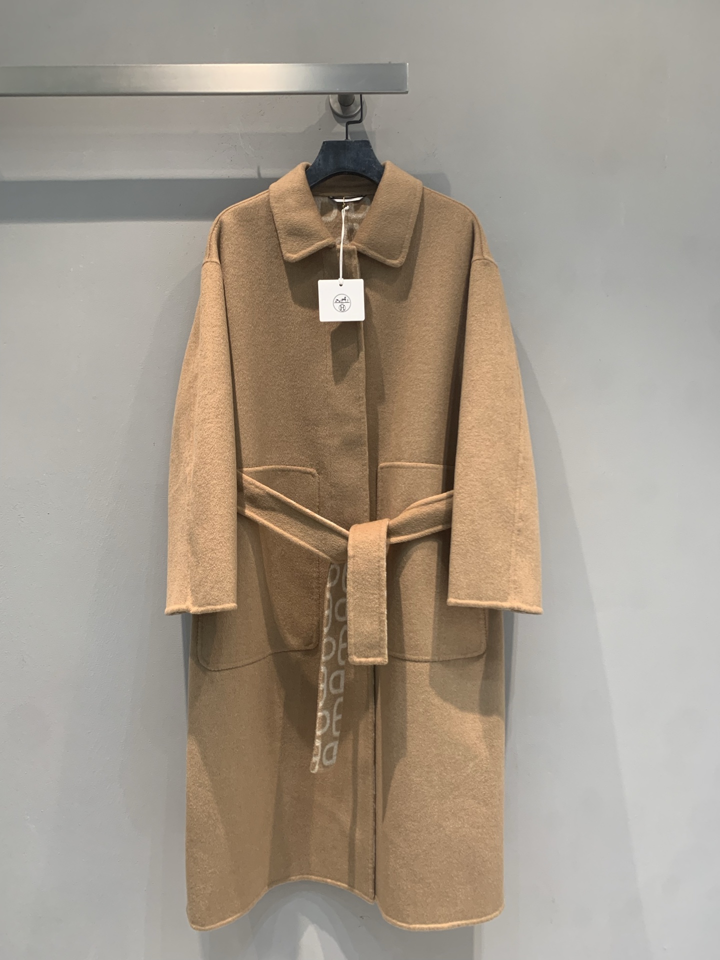 NO:954019,The new model is out. Hermè*'s new autumn and winter fashionable and versatile pig nose print cashmere lace-up coat, lapel + belt to control the waist, A-line silhouette, large patch pockets on both sides, mid-length length. This color is very gentle on the upper body and looks good with wide-leg pants or dresses. It is a 'white moonlight' item for autumn and winter. Size SML, hermes, skirts,19860909新款出货啦 Hermè*秋冬新款时髦百搭猪鼻子印花羊绒系带大衣,翻领+腰带收腰,A 字廓形,两侧大贴袋,中长款长度.这个色上身很温柔,搭阔腿裤或连衣裙都好看,秋冬的'白月光'单品.码数SML,,hermes,skirts,,Women's clothing
