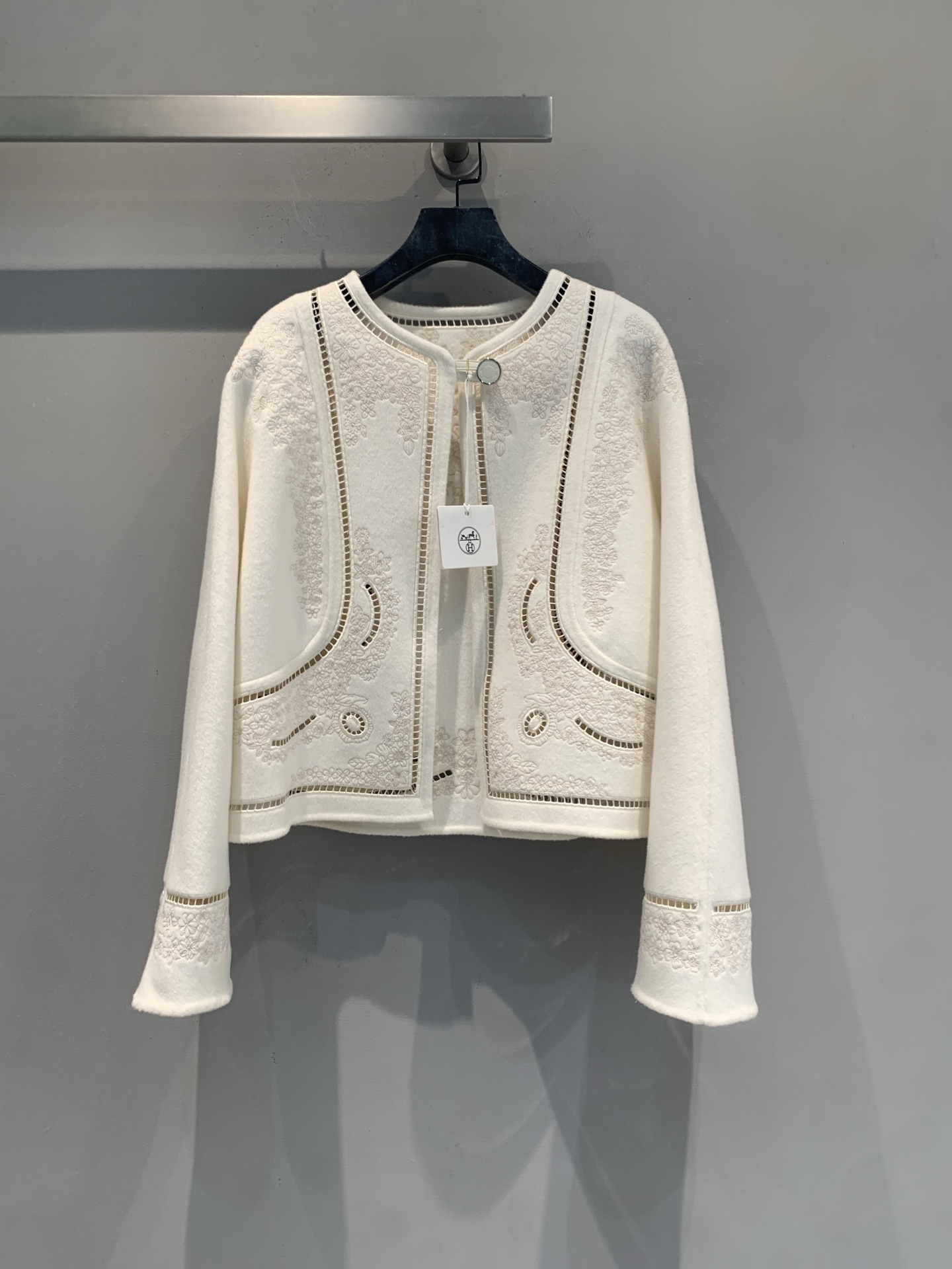 NO:949966,The new model is out. M Hermè* new autumn and winter fashionable retro hollow embroidered cashmere short jacket, round neck short style, the body has exquisite floral embroidery + satin edging, single button opening and closing, and slightly flared cuffs. This top is really noble and looks good with wide-leg pants or skirts. It belongs to the type of 'high-end without using any effort'. Size SML .00, Hermès-clothing, hermes, hermes, skirts, jackets  & coats,19860909新款出货啦M Hermè*秋冬新款时髦复古镂空刺绣羊绒短外套,圆领短款,衣身有精致的花卉雕孔刺绣+缎面包边,单粒扣开合,袖口微喇.这件上身真的很显贵气,搭阔腿裤或半裙都好看,属于'不用用力就很高级'的类型.码数SML .00,爱马仕-服装,hermes,hermes,skirts,jackets & coats,,Women's clothing