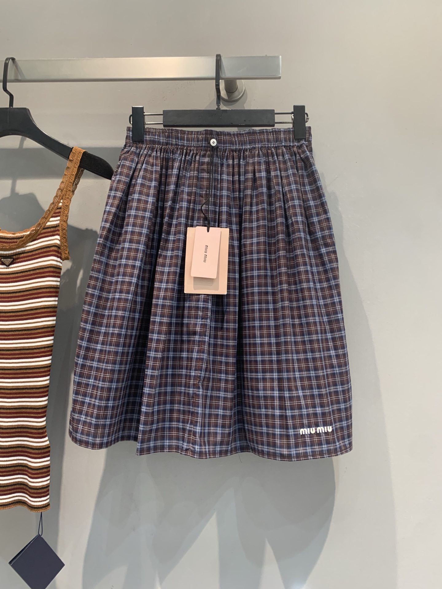 NO:954074,The new model is shipped. The original development Miumi* new spring and summer fashionable retro plaid A-line skirt, elastic waist, large pleated hem, white 'MIU MIU' letter embroidery on the skirt. It looks great when paired with sweaters, white shirts, and polo from the same series. The retro college style is very good. Size SML,, miumiu, skirts, shirts,19860909新款出货啦 原版开发 Miumi*春夏新款时髦复古格纹A字半裙,松紧腰头,大百褶散摆,裙摆处有白色'MIU MIU'字母刺绣.搭配针织衫、白衬衫、同系列polo都很出片,复古学院风很正.码数SML,,miumiu,skirts,shirts,,Women's clothing