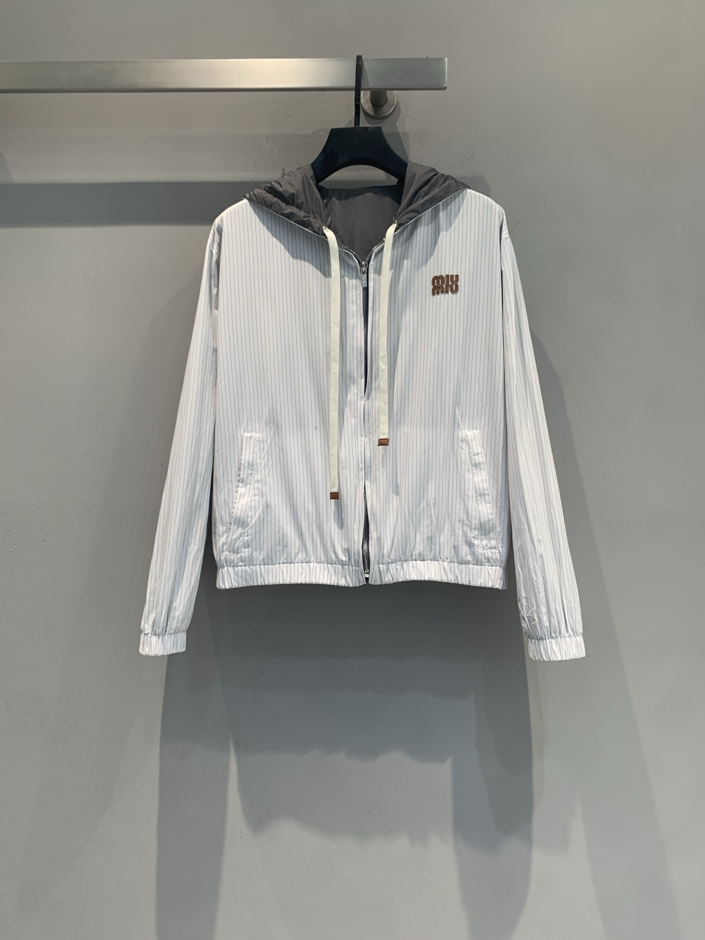 NO:954056,The new model is shipped. The original development Miumi* early autumn new trendy retro blue and white vertical striped hooded zipper reversible jacket, thin and loose fit, with brown 'miu' letter embroidery on the left chest, full zipper closure with white drawstring. This is the same style for men and women. Pair it with shorts or wide-leg pants for a casual sports style, or with a skirt for a sweet and cool college style, very Korean style. Size SML,,miumiu,skirts,shorts,jackets & coats,hats,19860909新款出货啦 原版开发 Miumi*早秋新款时髦复古蓝白竖条纹连帽拉链两面穿夹克,薄款宽松版型,左胸有棕色'miu'字母刺绣,全拉链开合带白色抽绳.这件是男女同款,搭配短裤或阔腿裤走休闲运动风,搭配半裙走甜酷学院风,很韩系.码数SML,,miumiu,skirts,shorts,jackets & coats,hats,,Women's clothing