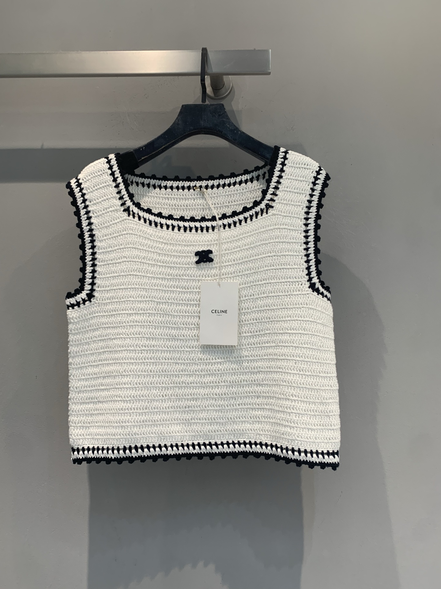 NO:957233,The new model is shipped. The original development Celin* spring and summer new fashionable and versatile white knitted crochet vest, square collar sleeveless, black seam line + pompom decoration on the collar, cuffs and hem, classic double C logo on the left chest. It looks best when paired with denim shorts, and the French relaxed feeling is in place; paired with high-waisted wide-leg pants to make you taller and slimmer; paired with a skirt of the same color, gentle and advanced. Especially refreshing in summer. Size SML,,celine,skirts,shorts,19860909新款出货啦 原版开发 Celin*春夏新款时髦百搭白色针织钩编背心,方领无袖,领口、袖口和下摆都有黑色锁边线+绒球装饰,左胸有经典双C logo.搭配牛仔短裤最出片,法式松弛感很到位；搭配高腰阔腿裤显高显瘦；搭配同色系半裙温柔高级.夏天穿特别清爽.码数SML,,celine,skirts,shorts,,Women's clothing