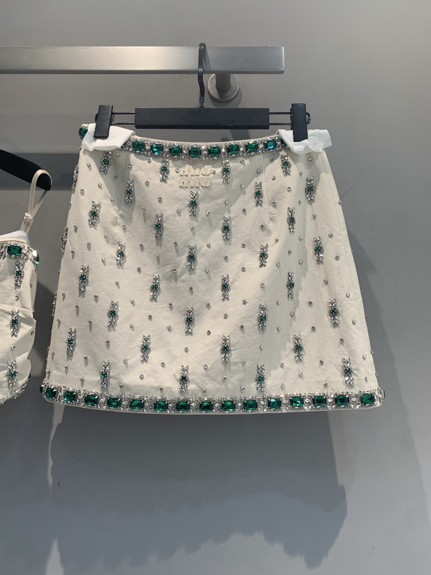 NO:957263,New model shipped, original version developed  Miumi* early autumn new fashionable and versatile heavy-duty emerald tube top skirt set. Off-white high-count cotton base fabric, waist and skirt edges are surrounded by a row of square emerald gems + crushed diamond edging, vertical green diamond flower clusters evenly distributed on the skirt, brand letter logo inlaid with rhinestones on the front, high-waisted A-line version. This set of emerald beading series has a stunning effect on the upper body, and is best worn with the same series of suspenders. Size SML,, miumiu, skirts,19860909新款出货啦 原版开发 Miumi*早秋新款时髦百搭重工绿宝石抹胸半裙套装.米白色高支棉底布,腰头和裙摆边缘环绕一整排方形祖母绿大宝石+碎钻包边,裙身均匀分布竖向绿钻花簇,正面有水钻镶嵌的品牌字母logo,高腰A字版型.这套绿宝石钉珠系列上身效果很惊艳,搭配同系列吊带成套穿最出片.码数SML,,miumiu,skirts,,Women's clothing