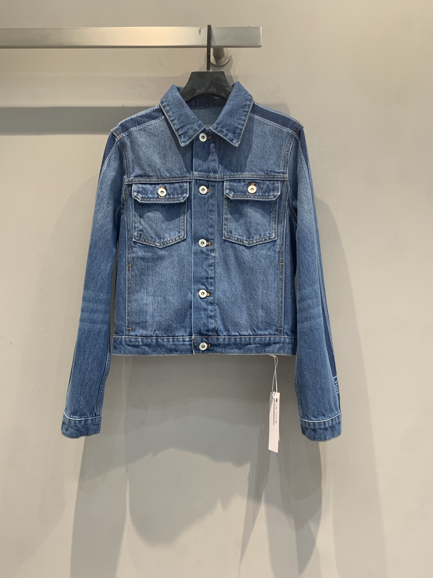 NO:957215,The new model is shipped. The original development CD early autumn new fashionable retro washed short denim jacket, classic blue washed distressed texture, lapel short shoulder design, large pockets on both sides + metal buttons, the upper body effect is very Korean, it is gentle and casual when paired with a white dress or skirt. It is also cool to go the full denim route with jeans. Size 36 38 40,,skirts,jeans,jackets & coats,19860909新款出货啦 原版开发 CD早秋新款时髦复古水洗短款牛仔夹克,经典蓝色水洗做旧质感,翻领短款正肩设计,两侧大口袋+金属纽扣,上身效果很韩系,搭配白色连衣裙或半裙温柔随性,搭配牛仔裤走全牛仔路线也很酷.码数36 38 40,,skirts,jeans,jackets & coats,,Women's clothing