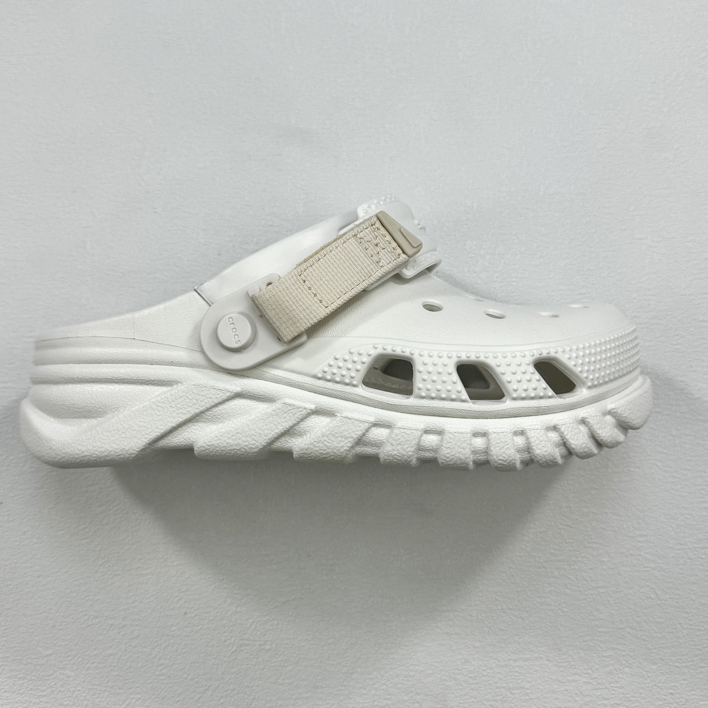 💰220
莞顶 Crocs 卡骆驰 Duet Max Clog 涡轮 柔软舒适 沙滩鞋洞洞鞋
卡骆驰 Duet Max Clog 涡轮 洞洞鞋将舒适和轻便达到一个全新的水平，微翘式鞋头设计 搭配坚固大底和可调节魔术贴的后跟带。耐磨型的Croslite材质大底和纹路清晰防滑。轻便、柔软、韧性佳，提供更舒适的上脚感。强烈推荐的一款，而上脚的你一定钟爱它！
正品代工厂同源！建议选购大一码。Q
尺码：M4=36-37
            M5=37-38
            M6=38-39
            M7=39-40
            M8=41-42
            M9=42-43
            M10=43-44
            M11=45-46