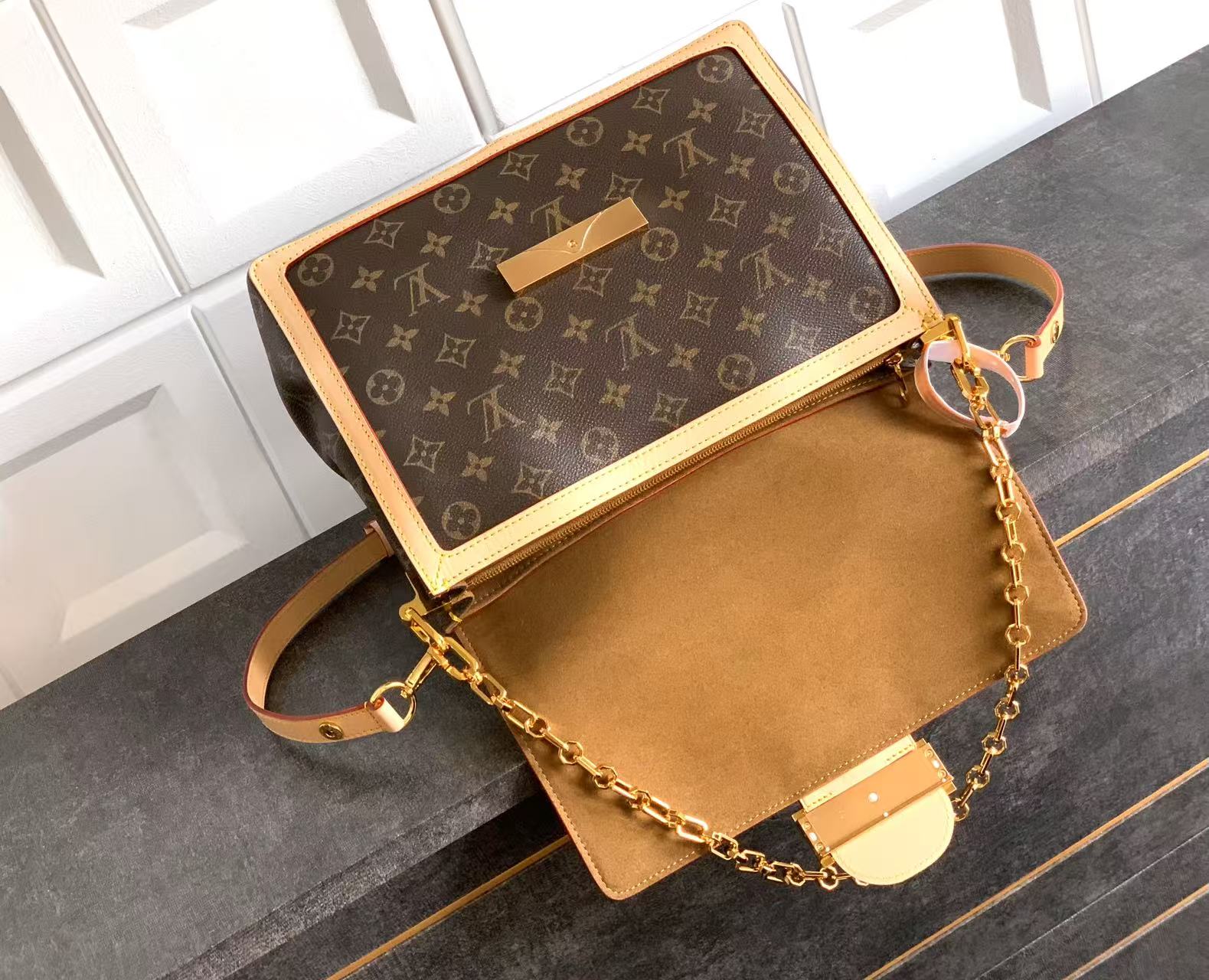 p660
【半钢变码芯片】
DAUPHINE SOFT 大号手袋
型号：M47149
材料：真空电镀全钢五金，进口A级皮料
图片：实物拍摄
尺寸：28 x 20 x 11 厘米
