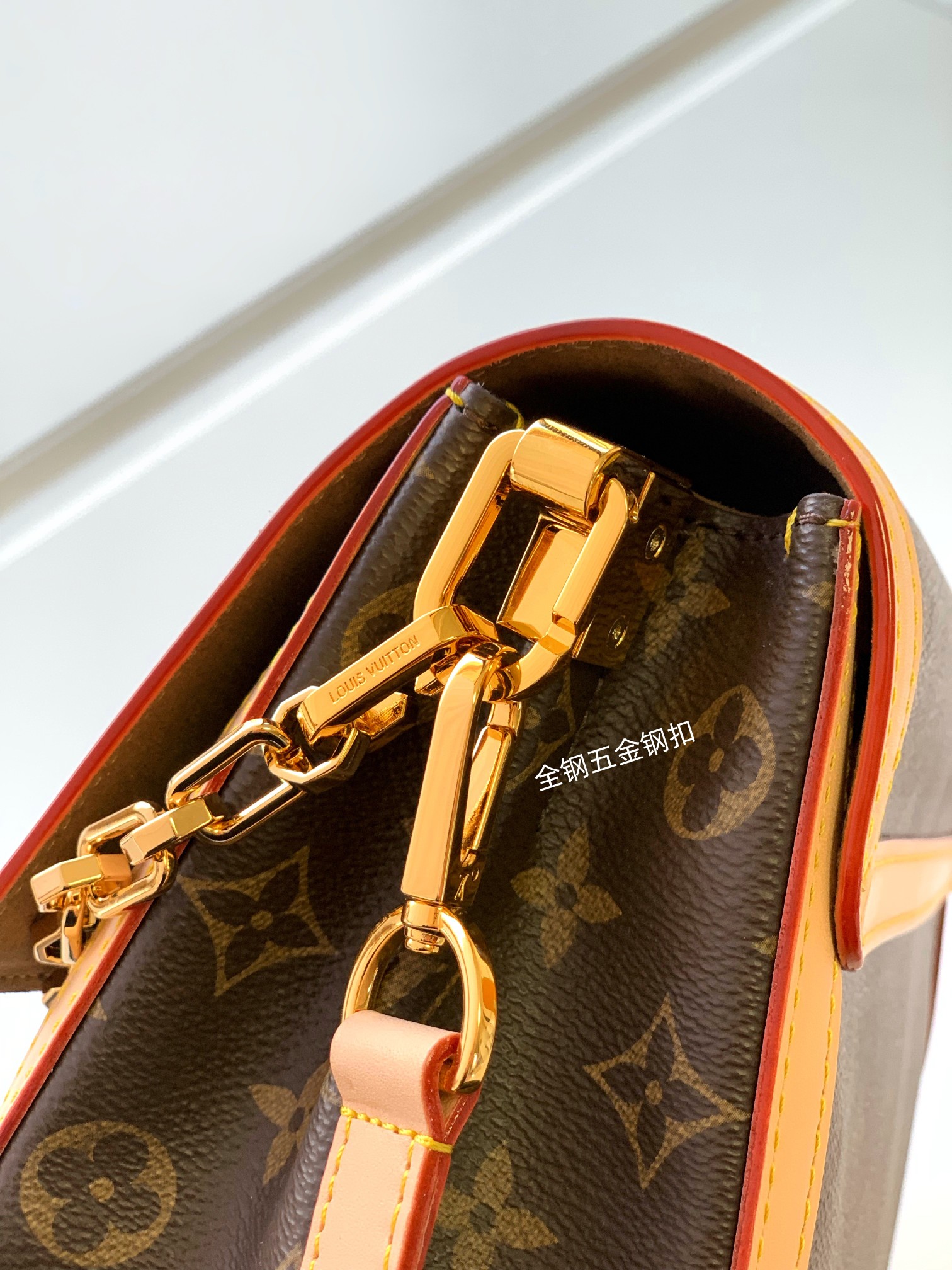 p660
【半钢变码芯片】
DAUPHINE SOFT 大号手袋
型号：M47149
材料：真空电镀全钢五金，进口A级皮料
图片：实物拍摄
尺寸：28 x 20 x 11 厘米