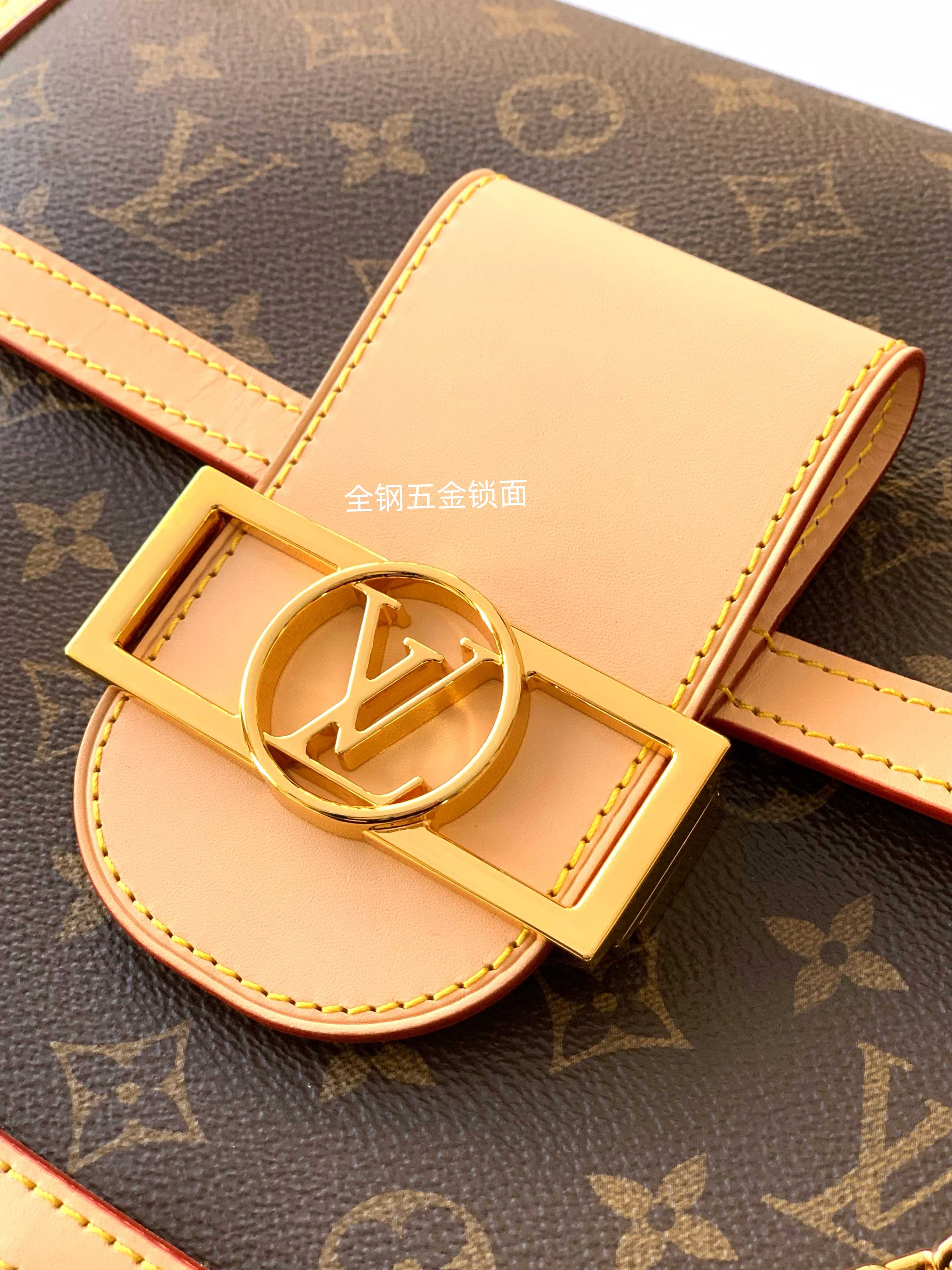 p660
【半钢变码芯片】
DAUPHINE SOFT 大号手袋
型号：M47149
材料：真空电镀全钢五金，进口A级皮料
图片：实物拍摄
尺寸：28 x 20 x 11 厘米