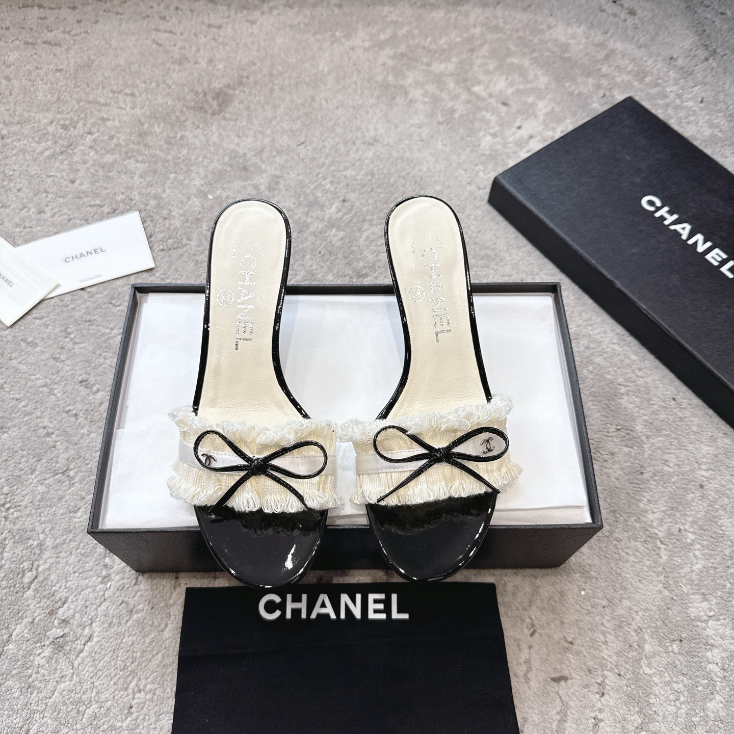 CHANEL сандалі скураныя, робяць ногі светлымі, элегантныя
