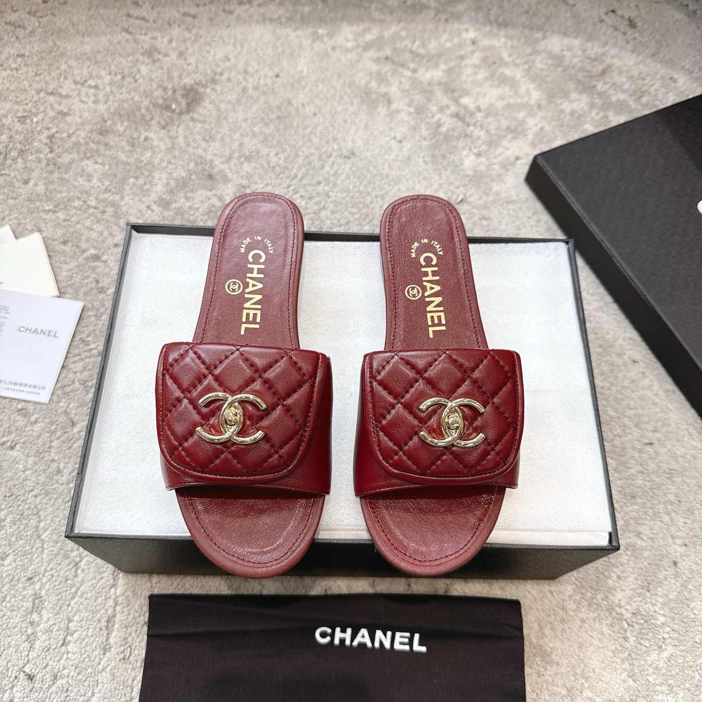 Mules CHANEL en veau, effet peau claire, style élégant
