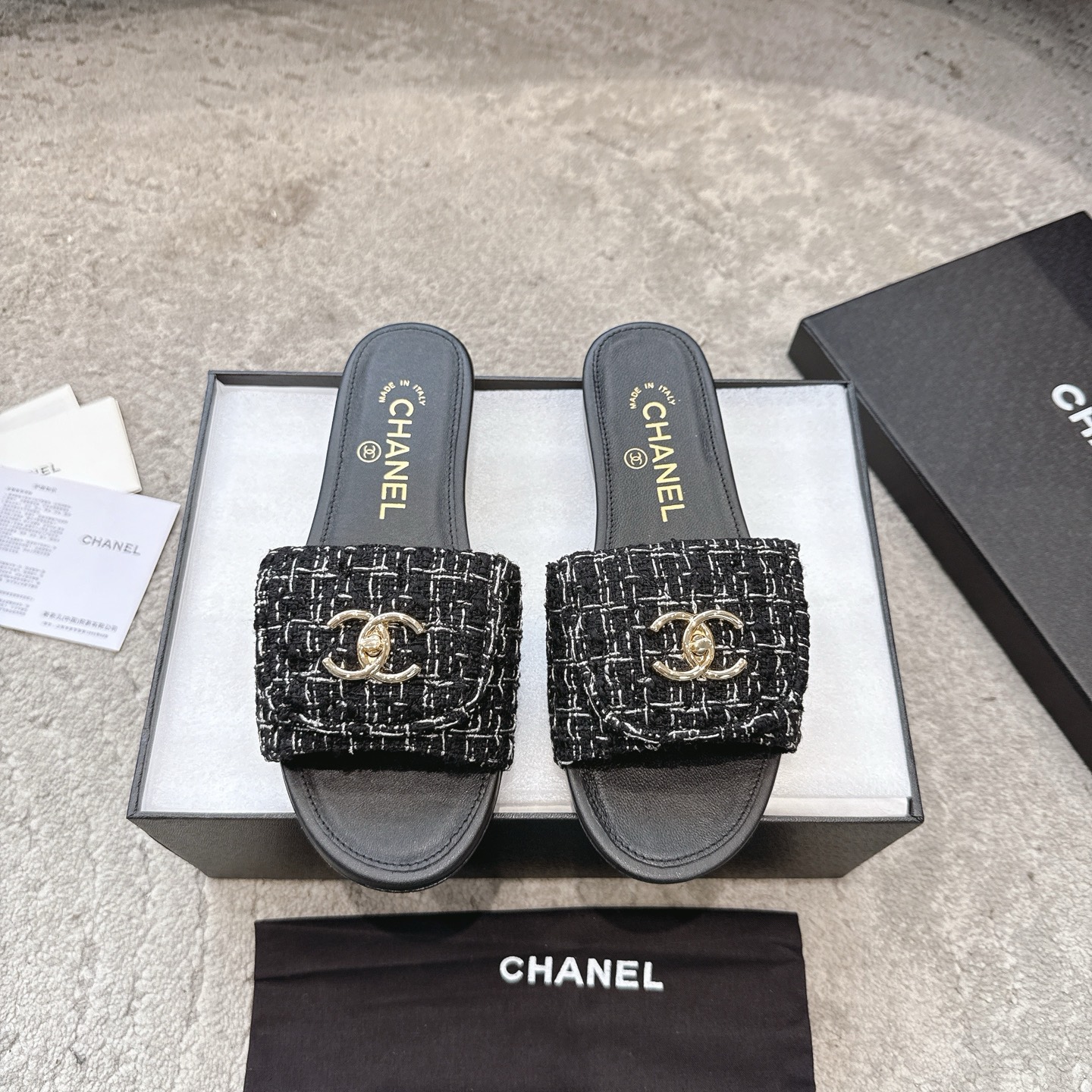 Mules CHANEL en veau, effet peau claire, style élégant