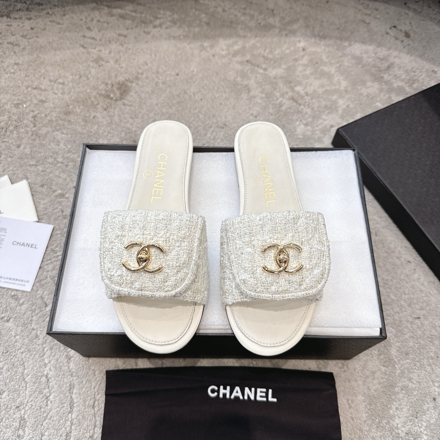 Mules CHANEL en veau, effet peau claire, allure élégante