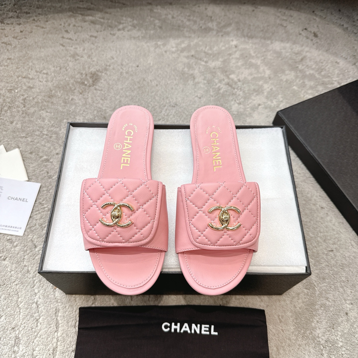 Mules CHANEL en veau, effet peau claire, style élégant