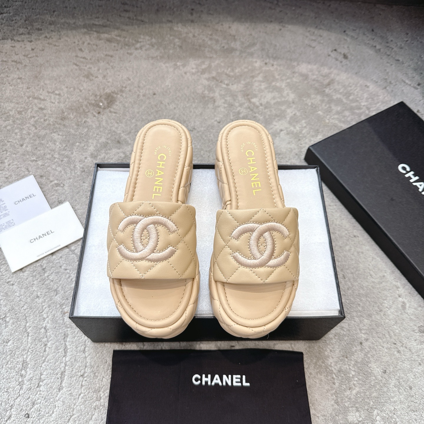 CHANEL 슬리퍼 송아지 가죽 발이 하얗게 보임 우아한 스타일