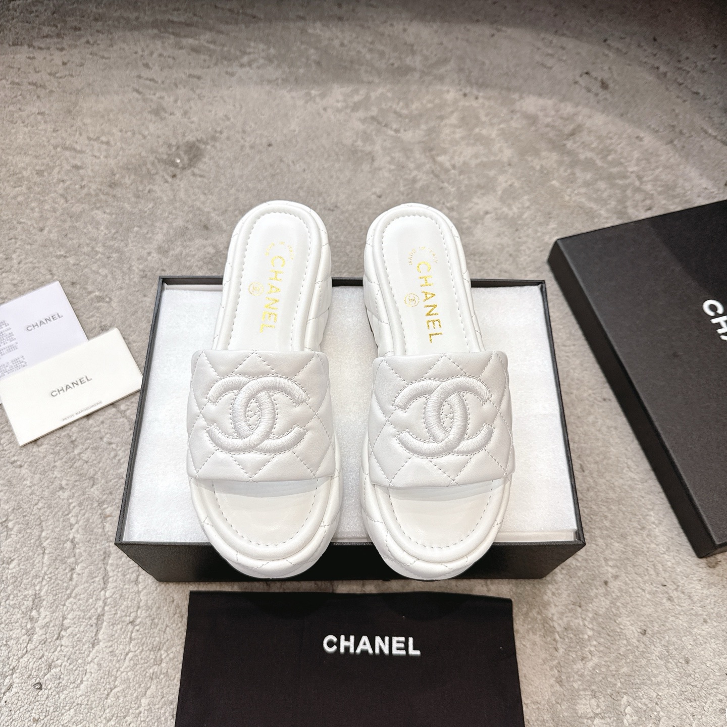 CHANEL 슬리퍼 송아지 가죽 발이 하얗게 보이는 우아한 스타일