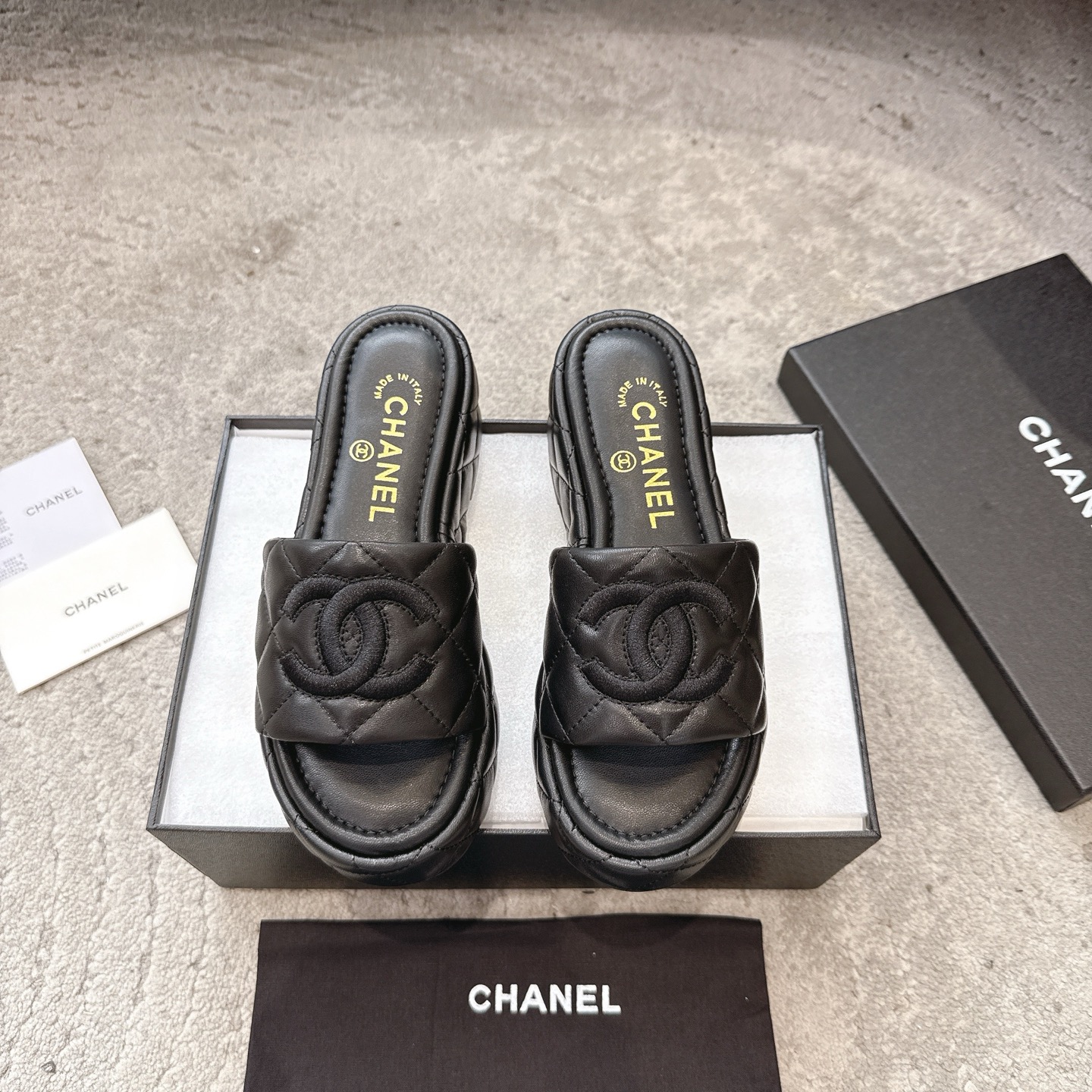 CHANEL 슬리퍼 송아지 가죽 발이 하얗게 보이는 우아한 스타일