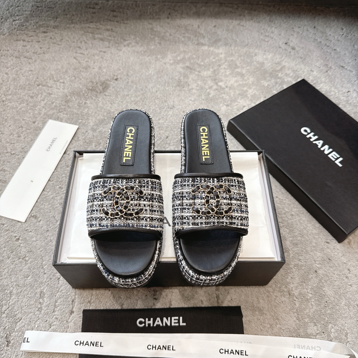 CHANEL 슬리퍼 송아지 가죽 발이 하얘 보이는 우아한 스타일