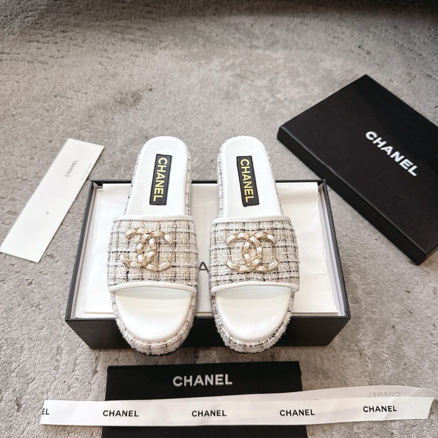 CHANEL 슬리퍼 송아지 가죽 발이 하얘 보이는 우아한 스타일