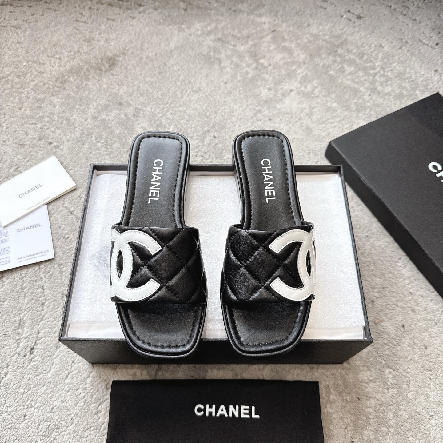 CHANEL тапкі з цялячай скуры, якія робяць ногі белымі, элегантны фасон