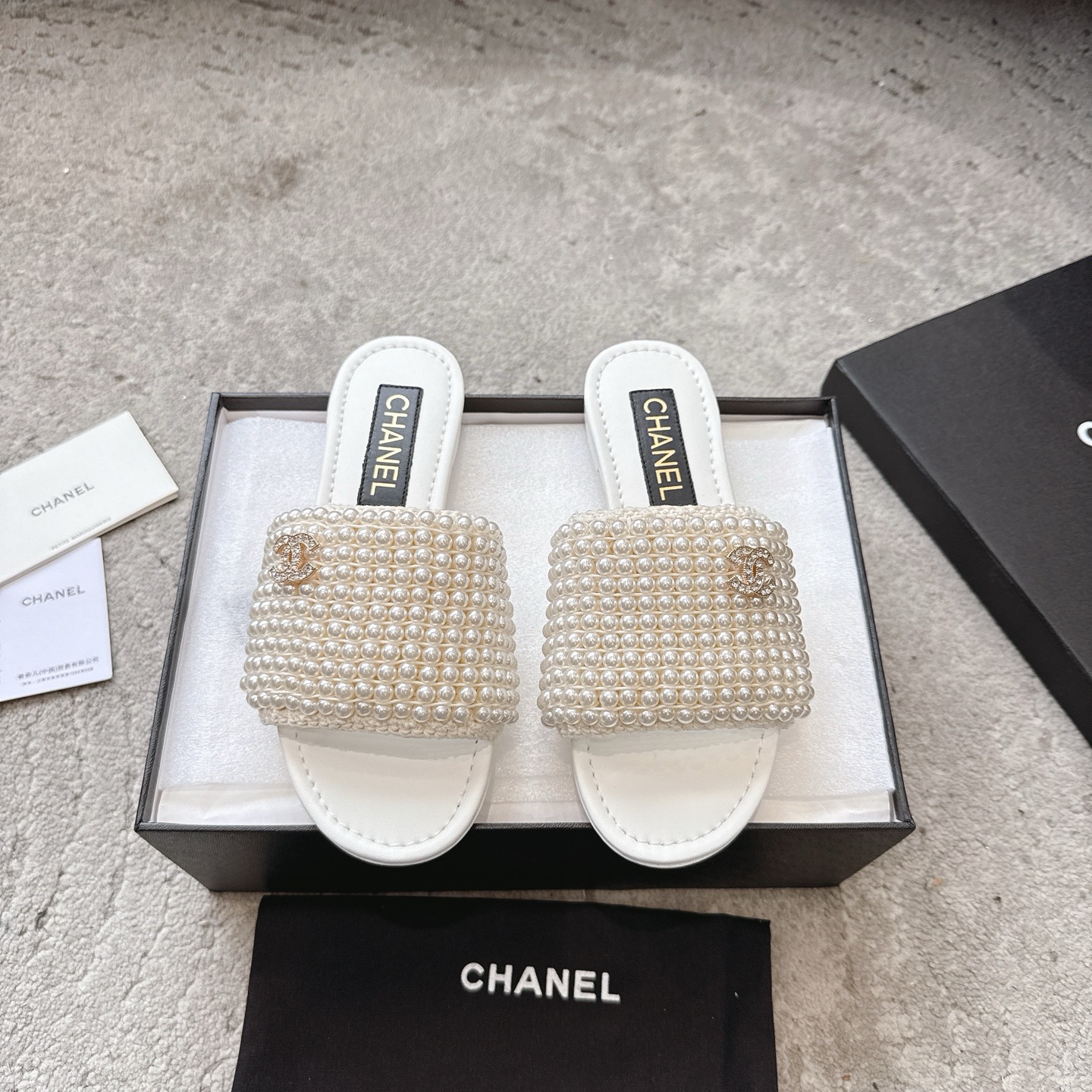 CHANEL 슬리퍼 송아지 가죽 발이 하얗게 보이는 우아한 스타일
