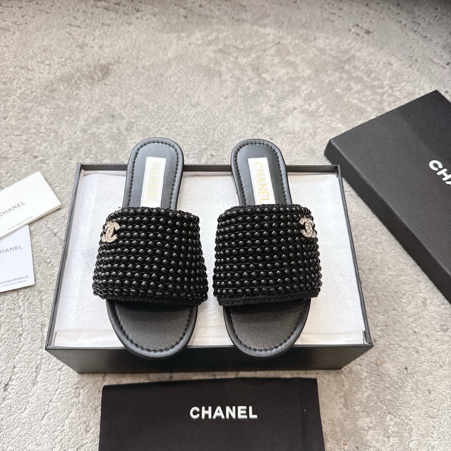 NO:406230,Batch [Chanel powder must be added!  】25/A new summer pearl slippers are here~ **The counter is the same!  Purchasing quality** Real Chanel girls’ summer standard!  Luxurious pearl upper + classic double C buckle, Italian leather sole, **1:1 original development**, even the details are reproduced to the core!   **Universal matching king** From jeans to small skirts, from brunch to vacation by the beach, when you step on it, you will feel high-end in an instant~ The classic style that is out of stock every year, so I finally don’t have to wait for the purchasing agent this time!   Secretly saying that even the materials are customized according to the counter standards~ #Chanel slippers #Summer must-have #Light luxury outfit #Savority warning Handmade customization of pearls Imported cowhide, soft and delicate texture Imported sheepskin in the inner Outsole Imported leather outsole Size 35-41, slippers, brunello cucinelli, chanel, chanel, slippers, skirts, jeans, cowhide, sheepskin, Leather soles19860909批【Chanel香粉必入！】25/A夏季新款珍珠拖鞋来啦～  **专柜同源！代购级品质**  真·香奈儿女孩的夏日标配！奢华珍珠鞋面+经典双C扣,意大利真皮底,**1:1原版开发**,连细节都复刻到骨子里！  **万能搭配王**  从牛仔裤到小裙子,从brunch到海边度假,踩上它瞬间拉满高级感～每年断货的经典款,这次终于不用等代购啦！  偷偷说连材质都是按专柜标准定制的哦～  #Chanel拖鞋 #夏季必备 #轻奢穿搭 #真香警告 面料手工定制珍珠 进口牛皮,质感柔软细腻 内里进口羊皮 大底意大利进口真皮大底 码数35-41,拖鞋,brunello cucinelli,chanel,chanel,slippers,skirts,jeans,cowhide,sheepskin,Leather soles,Women's Shoes