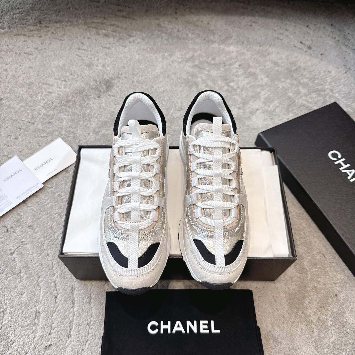 NO:562632,CHANEL 25a spring and summer sports series, the top out-of-stock model in spring and summer, a classic hit, my true love, it’s out of stock everywhere in the counters and even if you have money, it’s hard to buy this series. It’s a must-have for every major blogger, it’s classic and super versatile, you can wear it casually, and it’s now on sale!  Purchased two pairs of originals at a high price. Carefully made with one-to-one molding. A complete set of moldings for uppers and outsole accessories. Original custom-made metallic calfskin for uppers. Original molding leather air-pressing process. Three-dimensional and smooth uppers. Original moldings for multi-layer combination outsole. Size 35-40, casual shoes/sports shoes, chanel, sneakers, cowhide.19860909CHANEL 25a春夏运动系列 春夏顶级断货王,经典大爆款,我的真爱吖,专柜哪哪都断货有钱都很难买到系列,各大博主人手必备,经典超百搭,随意穿搭拿捏的稳稳的,现已登陆发售！ 高价购入两对原版 一比一开模精心制造 鞋面大底配件全套开模 鞋面原版定制金属小牛皮 原版开模皮料空压工艺 鞋面立体流畅 原版开模多层组合大底 码数35-40,休闲鞋/运动鞋,chanel,sneakers,cowhide,Women's Shoes