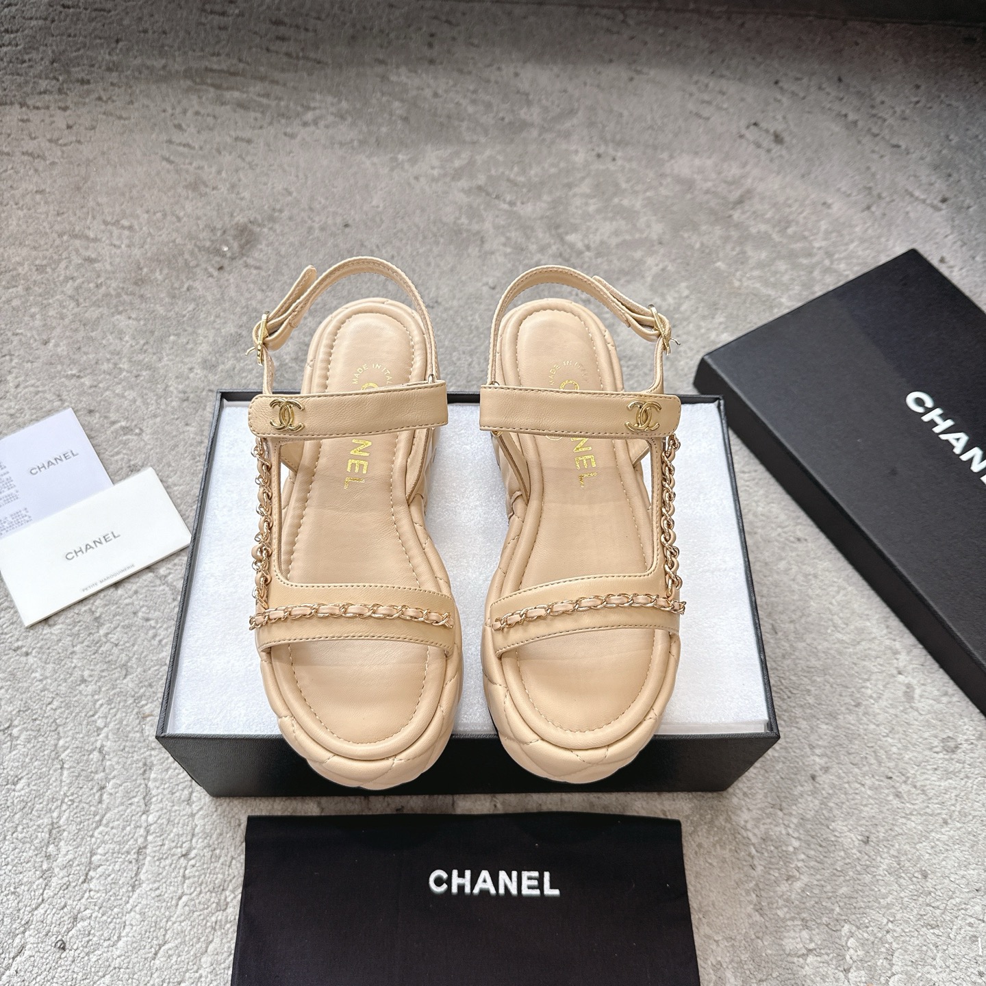 CHANEL сандалі  скура  выглядаюць белымі на нагах  элегантны стыль