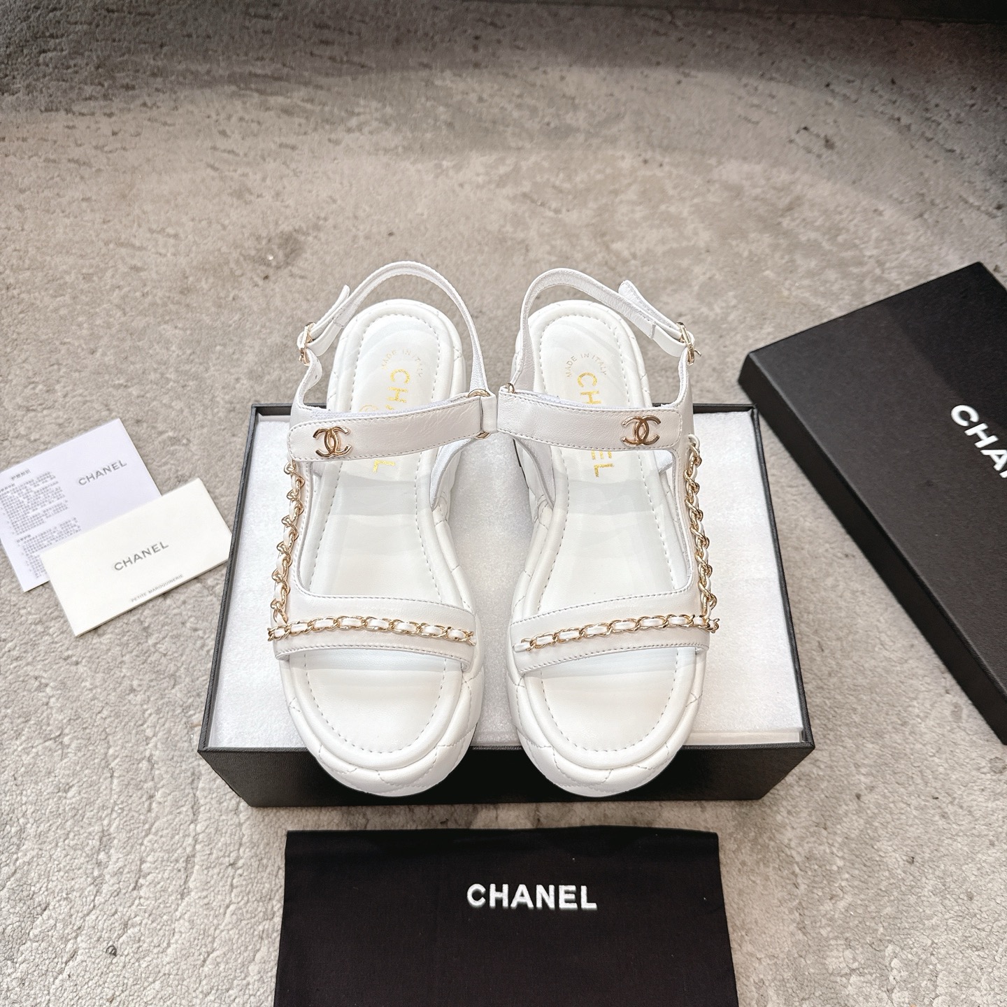 CHANEL сандалі скураныя, робяць ногі светлымі, элегантныя