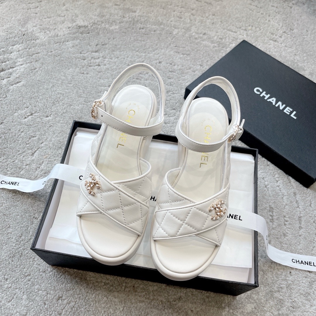 CHANEL сандалі скураныя, робяць скуру ног белай, элегантныя