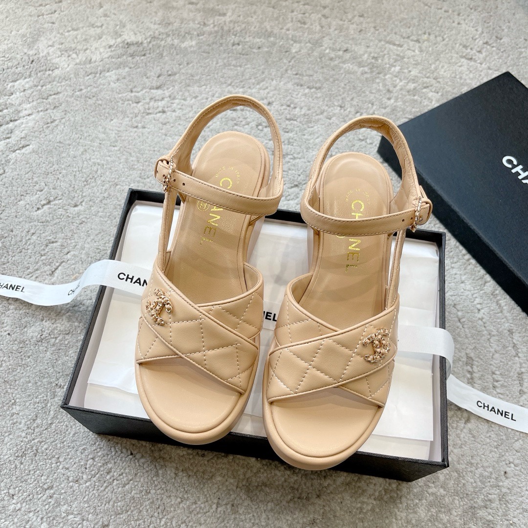 CHANEL сандалі скураныя, робяць ногі светлымі, элегантныя
