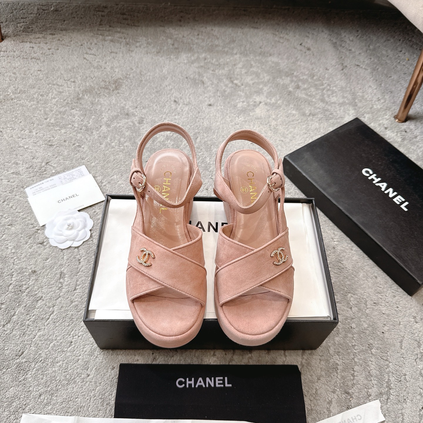 CHANEL сандалі скураныя, робяць ногі светлымі, элегантныя