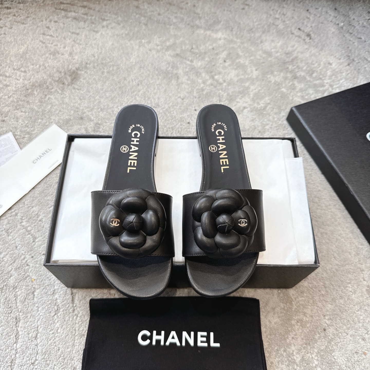 CHANEL 슬리퍼 송아지 가죽 발이 하얘 보이는 우아한 스타일