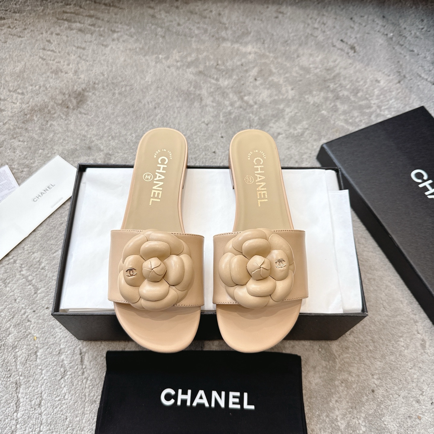 CHANEL 슬리퍼 송아지 가죽 발이 하얘 보이는 우아한 스타일
