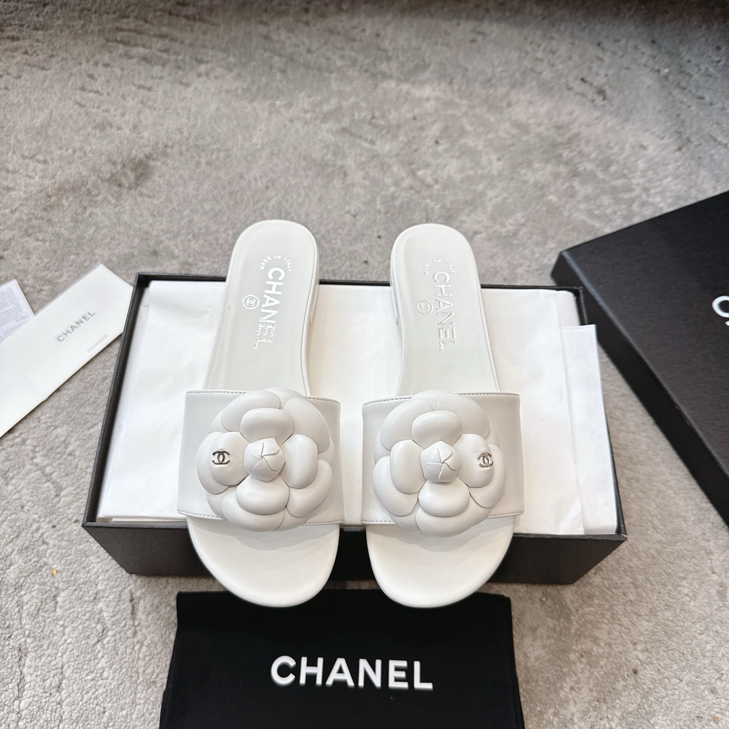 CHANEL 슬리퍼 송아지 가죽 발이 하얘 보이는 우아한 스타일