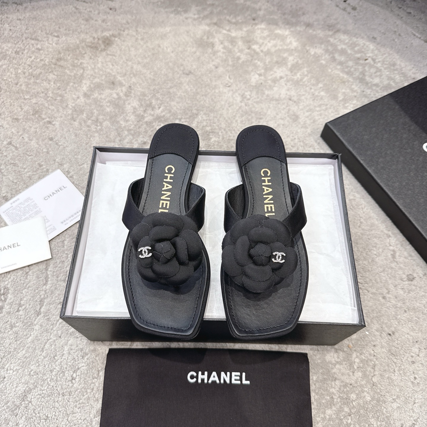 Mules CHANEL en veau, effet peau claire, allure élégante