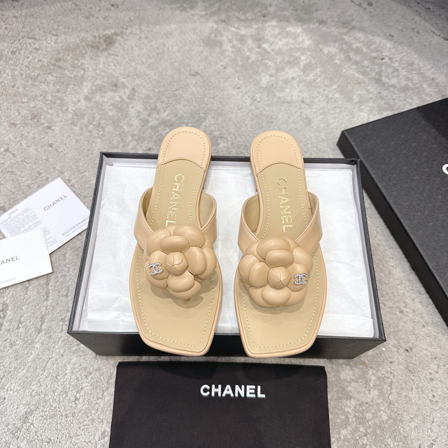 Mules CHANEL en veau, effet peau claire, style élégant