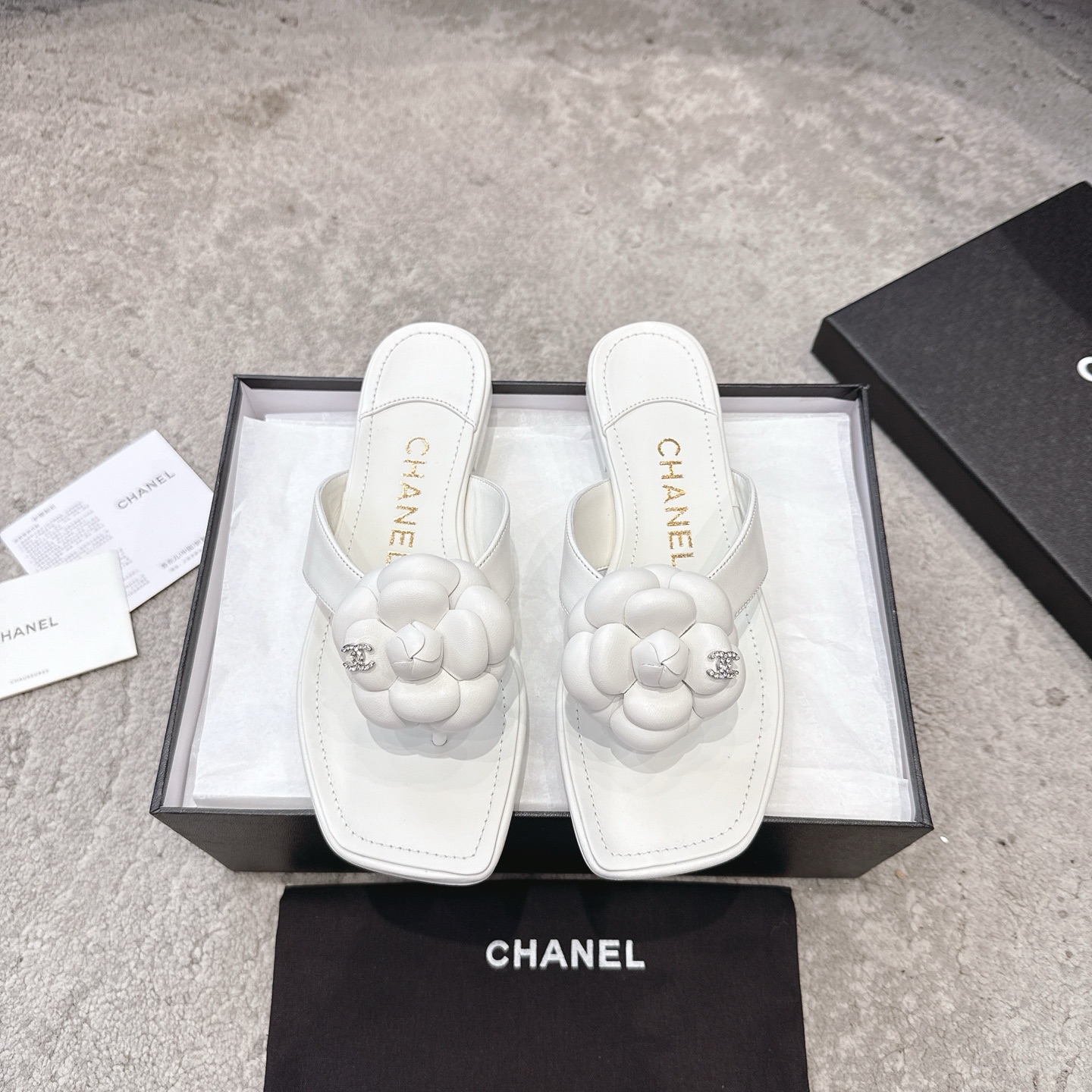 Mules CHANEL en veau, effet peau claire, style élégant