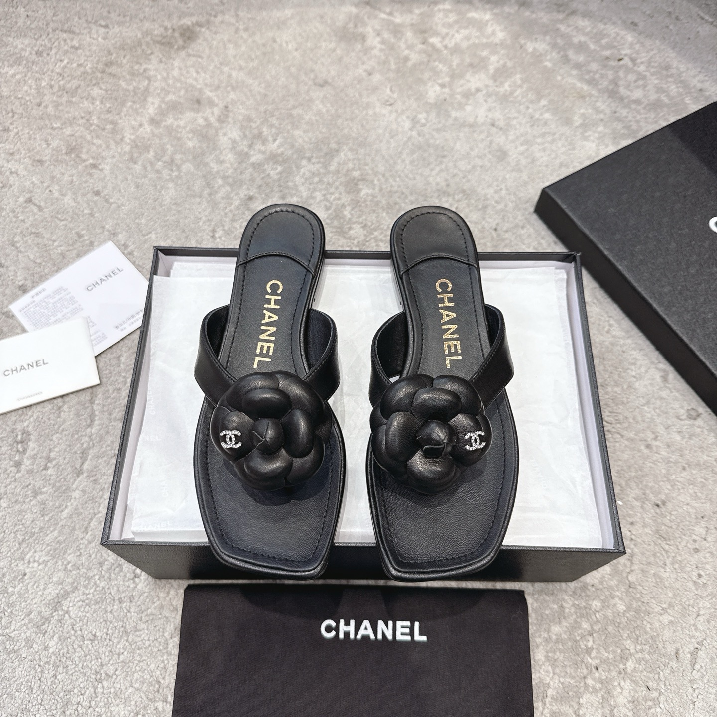 Mules CHANEL en veau, effet peau claire, style élégant