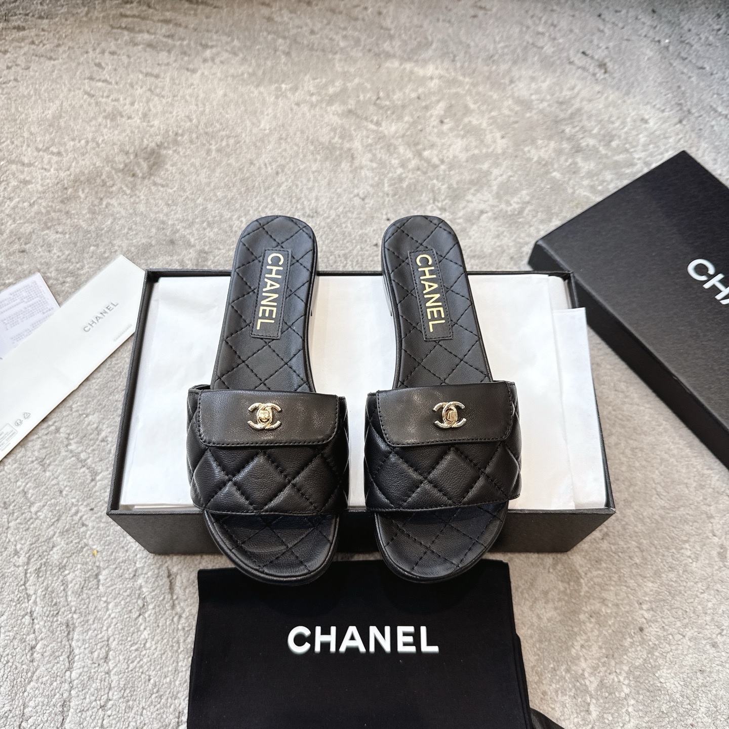 Mules CHANEL en veau, effet peau claire, style élégant