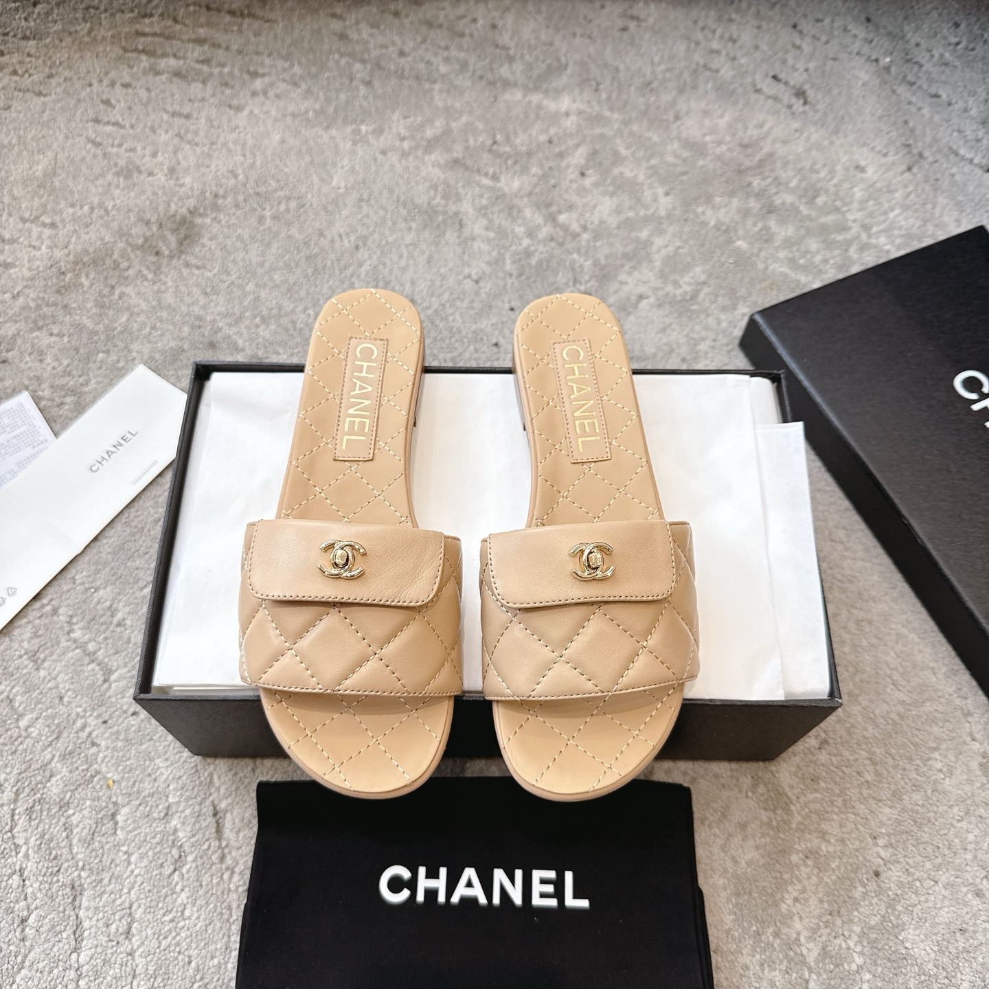 Mules CHANEL en veau, effet peau claire, style élégant