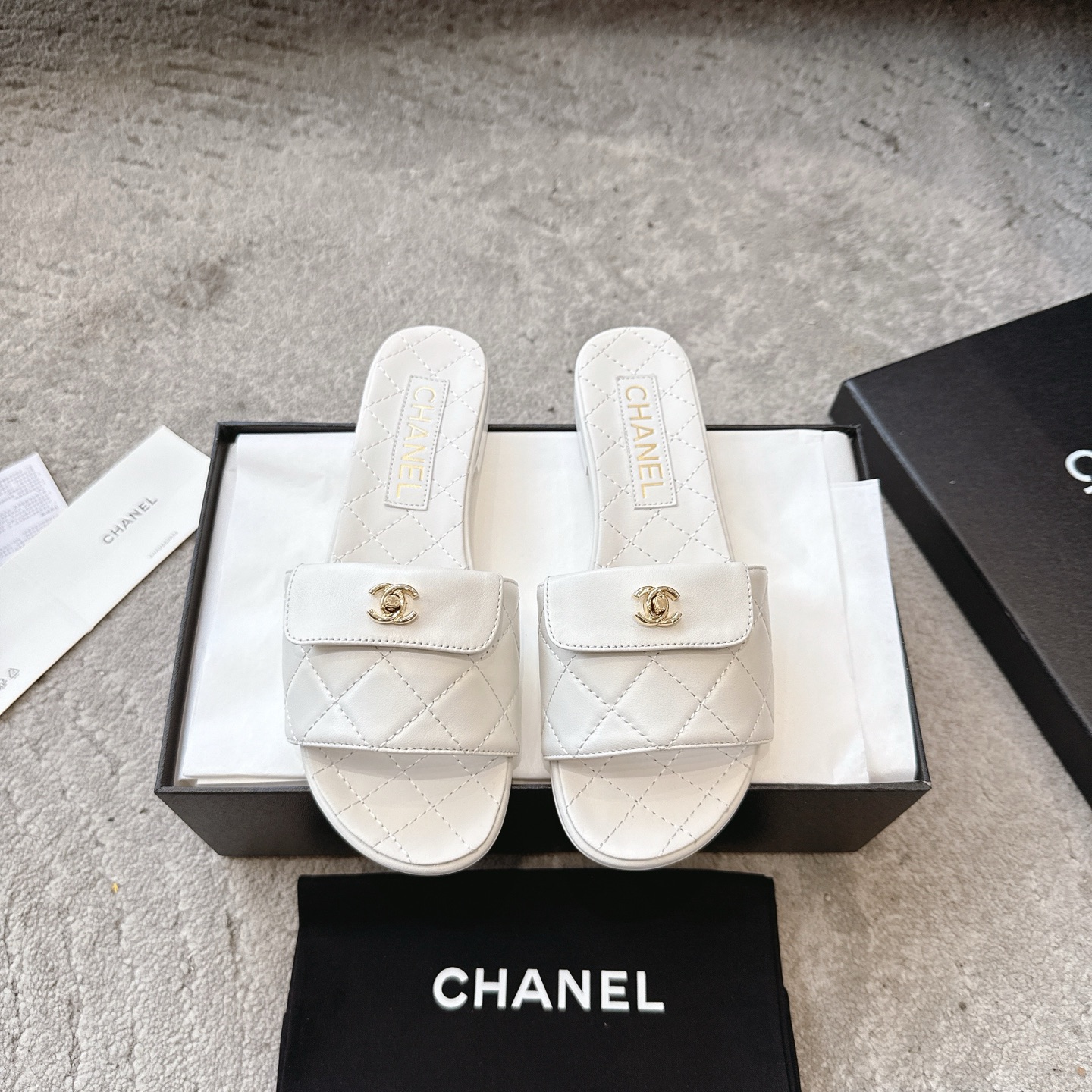 Mules CHANEL en veau, effet peau claire, style élégant
