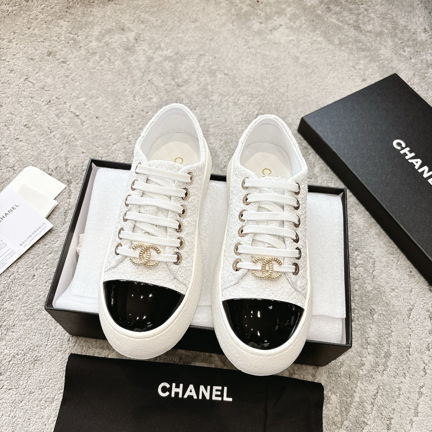 CHANEL красоўкі спартыўныя красоўкі сінхронны выпуск на афіцыйным сайце спартыўна-паўсядзённы стыль матавая скура